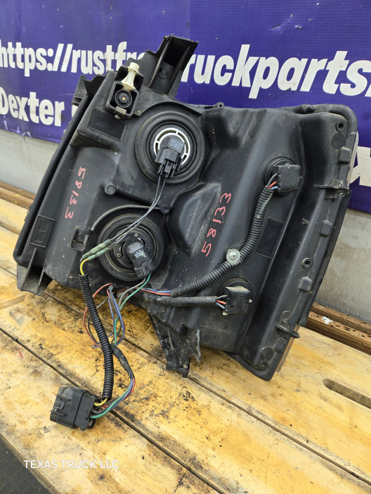 2007-2013 Chevrolet Silverado 1500 2500 3500 RH Passenger Side Halogen Headlight 25833679