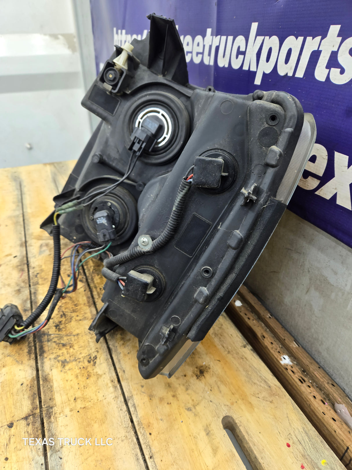 2007-2013 Chevrolet Silverado 1500 2500 3500 RH Passenger Side Halogen Headlight 25833679