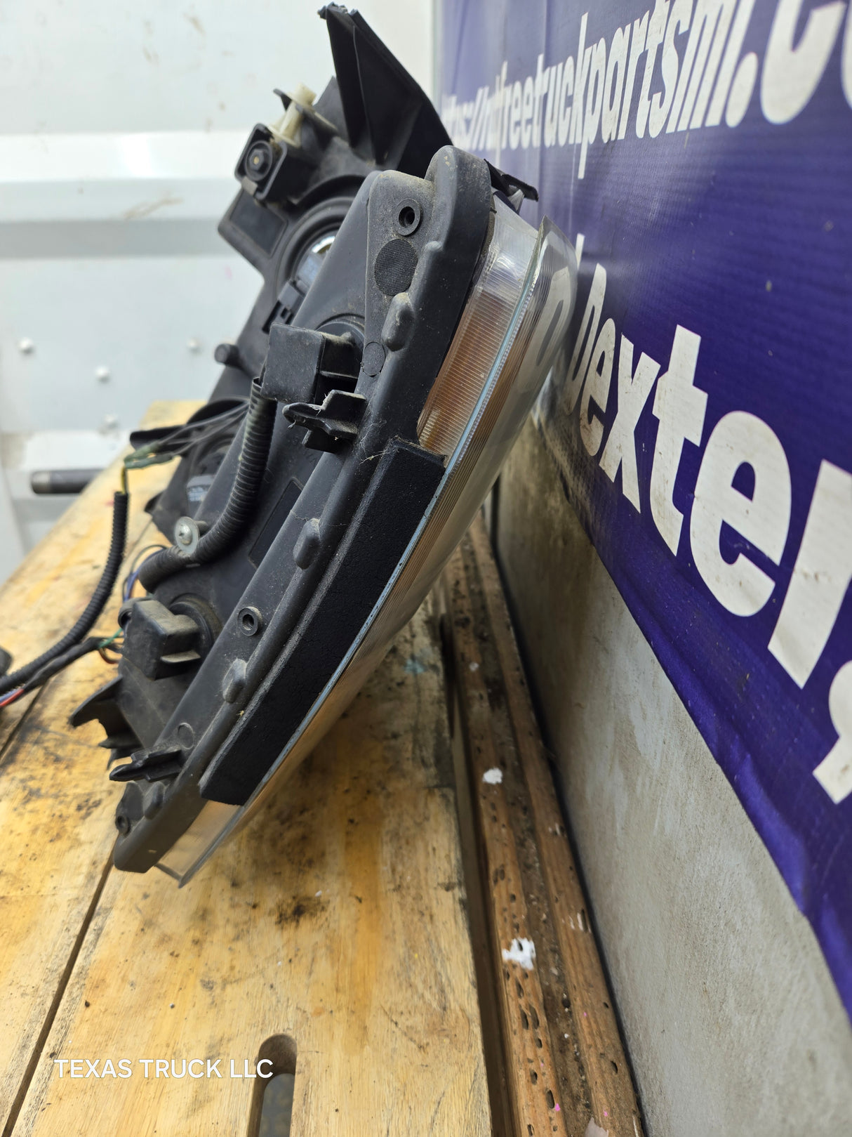 2007-2013 Chevrolet Silverado 1500 2500 3500 RH Passenger Side Halogen Headlight 25833679