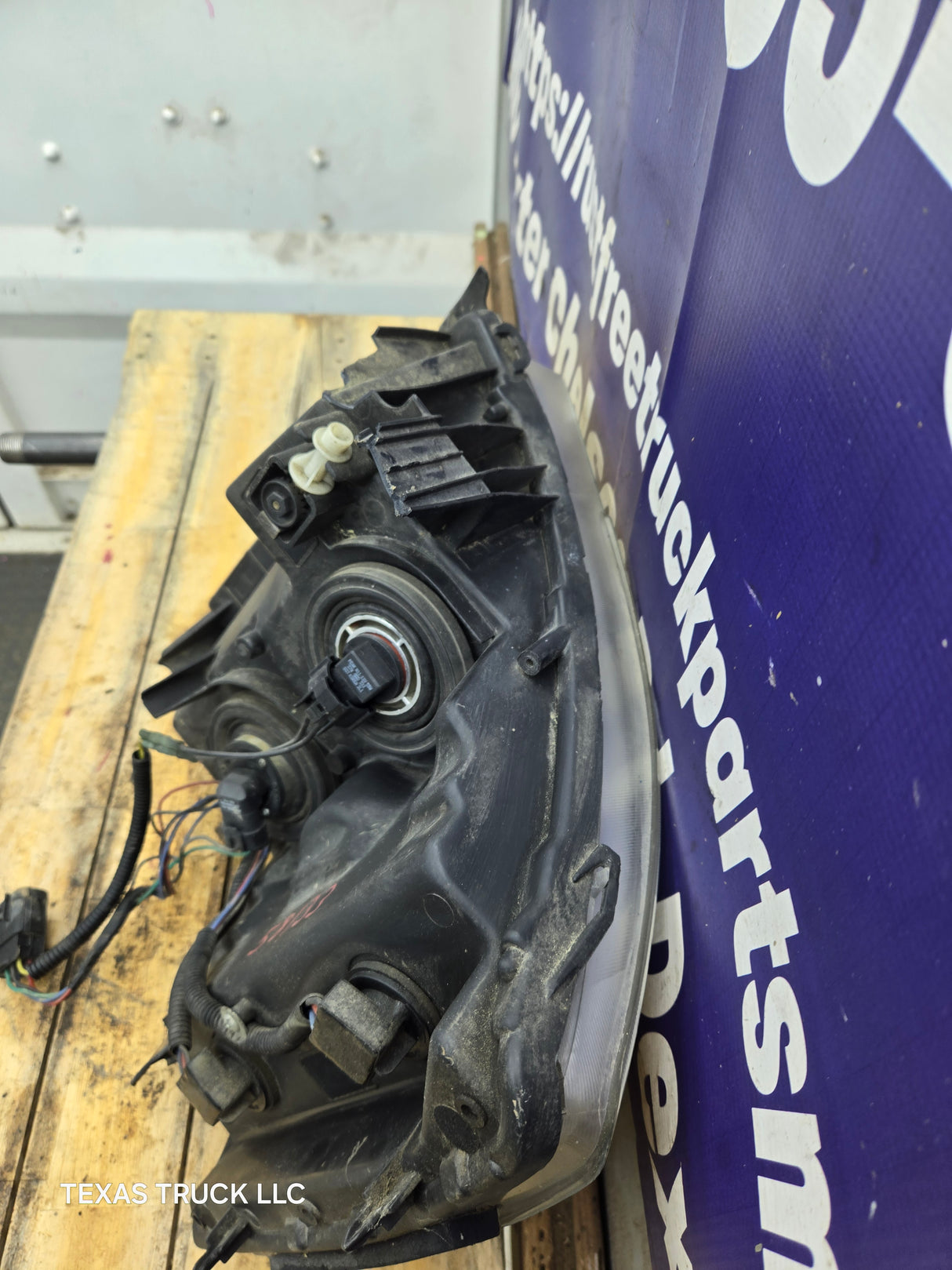 2007-2013 Chevrolet Silverado 1500 2500 3500 RH Passenger Side Halogen Headlight 25833679