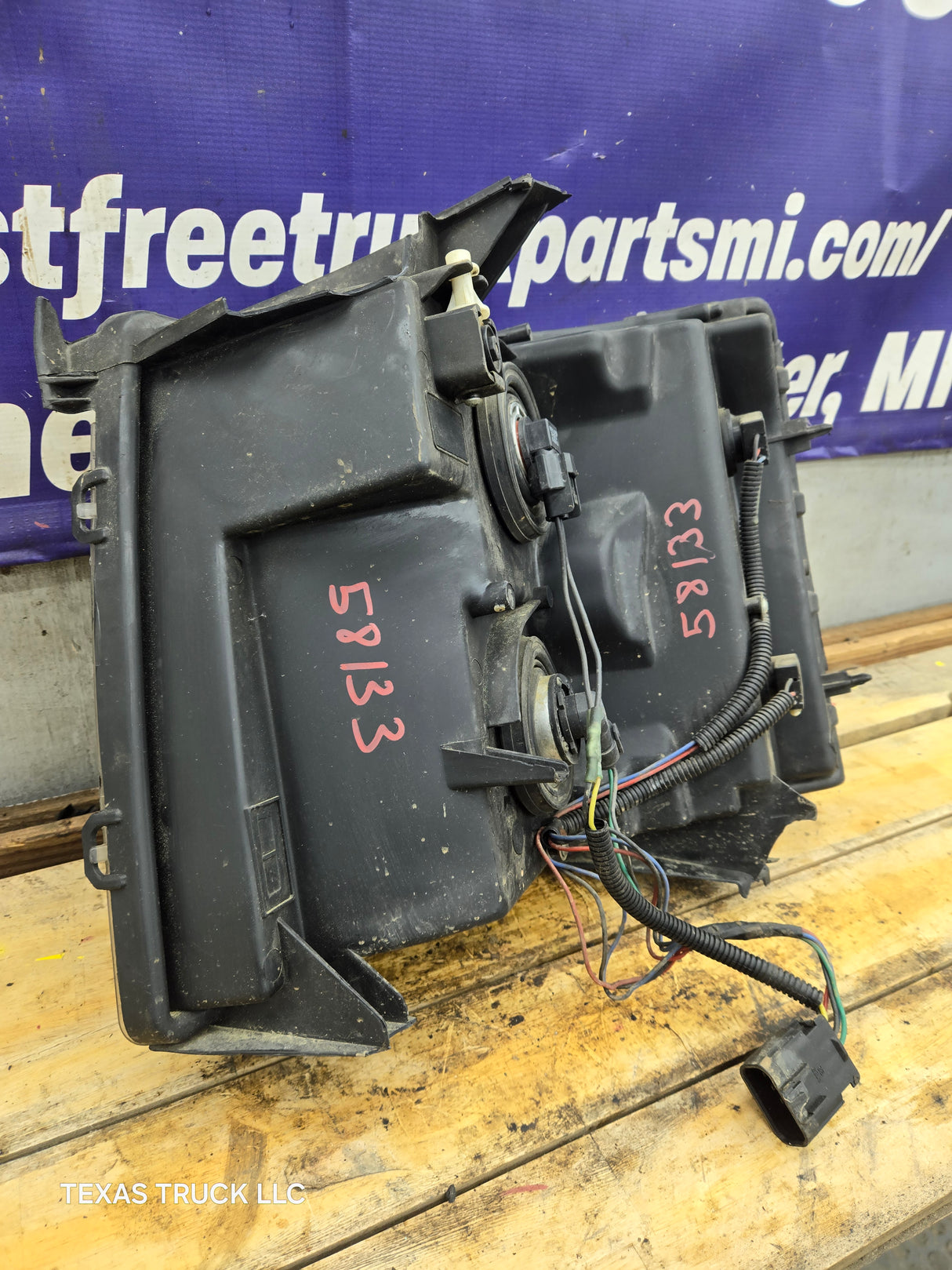 2007-2013 Chevrolet Silverado 1500 2500 3500 RH Passenger Side Halogen Headlight 25833679