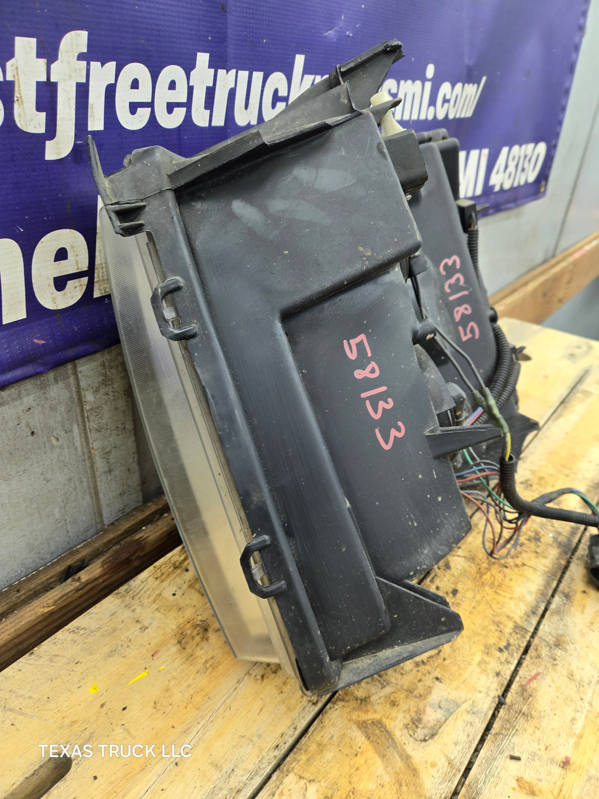 2007-2013 Chevrolet Silverado 1500 2500 3500 RH Passenger Side Halogen Headlight 25833679