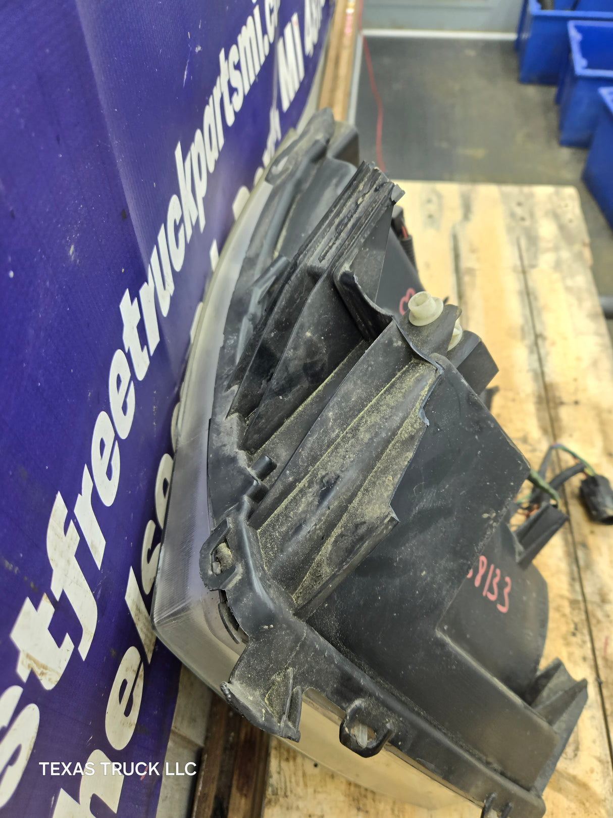 2007-2013 Chevrolet Silverado 1500 2500 3500 RH Passenger Side Halogen Headlight 25833679