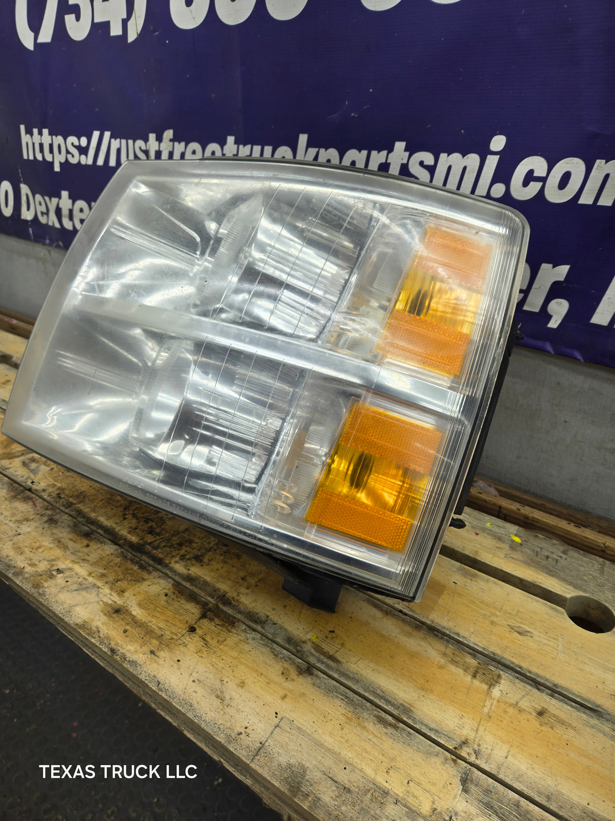 2007-2013 Chevrolet Silverado 1500 2500 3500 LH Driver Side Halogen Headlight 25833678