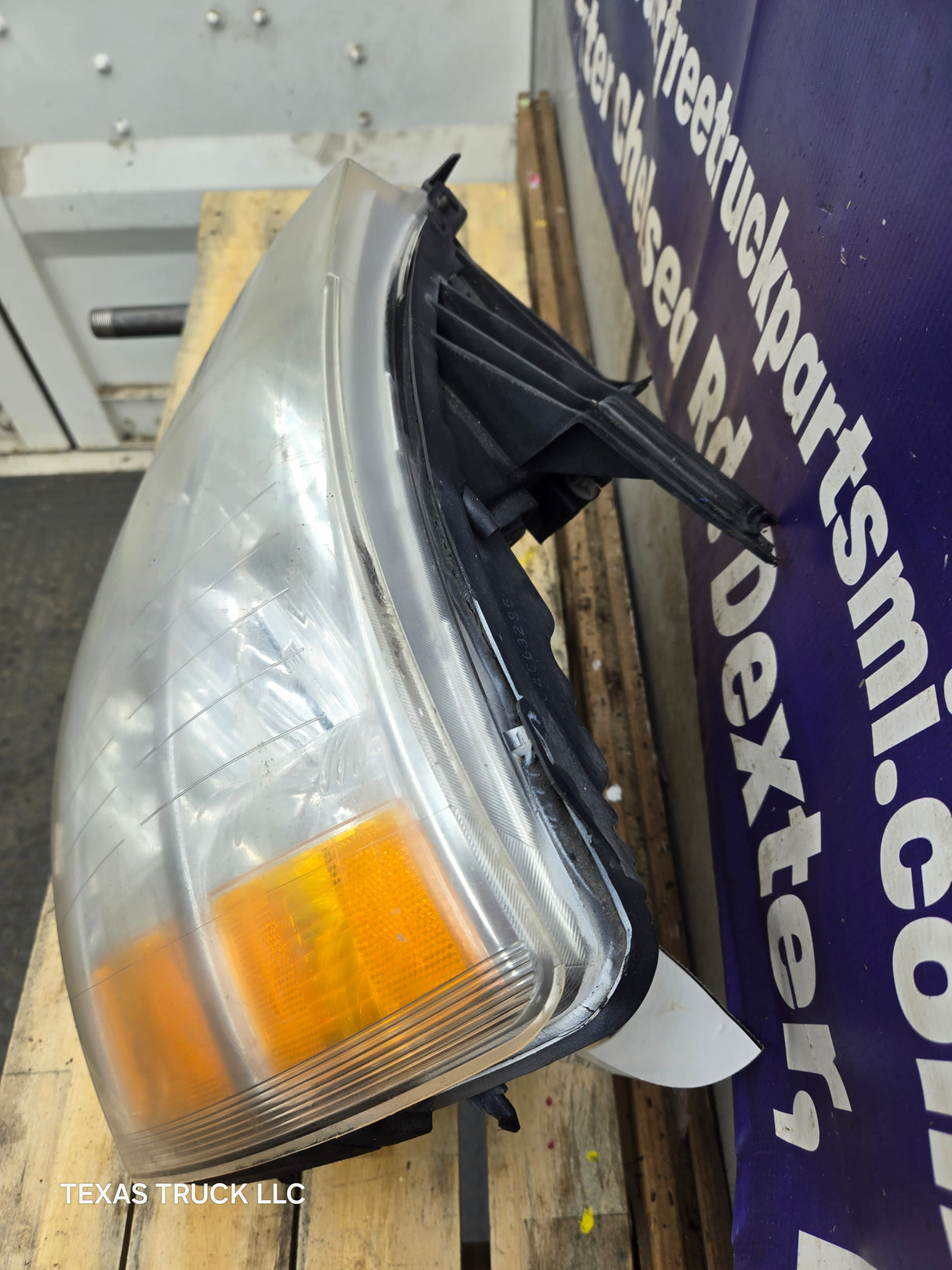 2007-2013 Chevrolet Silverado 1500 2500 3500 LH Driver Side Halogen Headlight 25833678