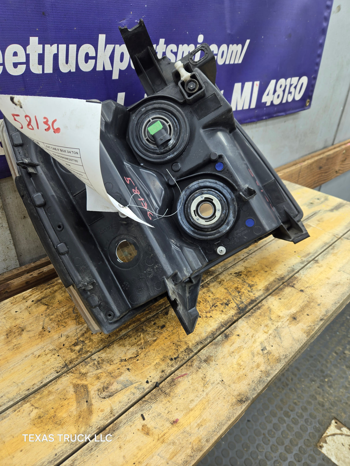 2007-2013 Chevrolet Silverado 1500 2500 3500 LH Driver Side Halogen Headlight 25833678