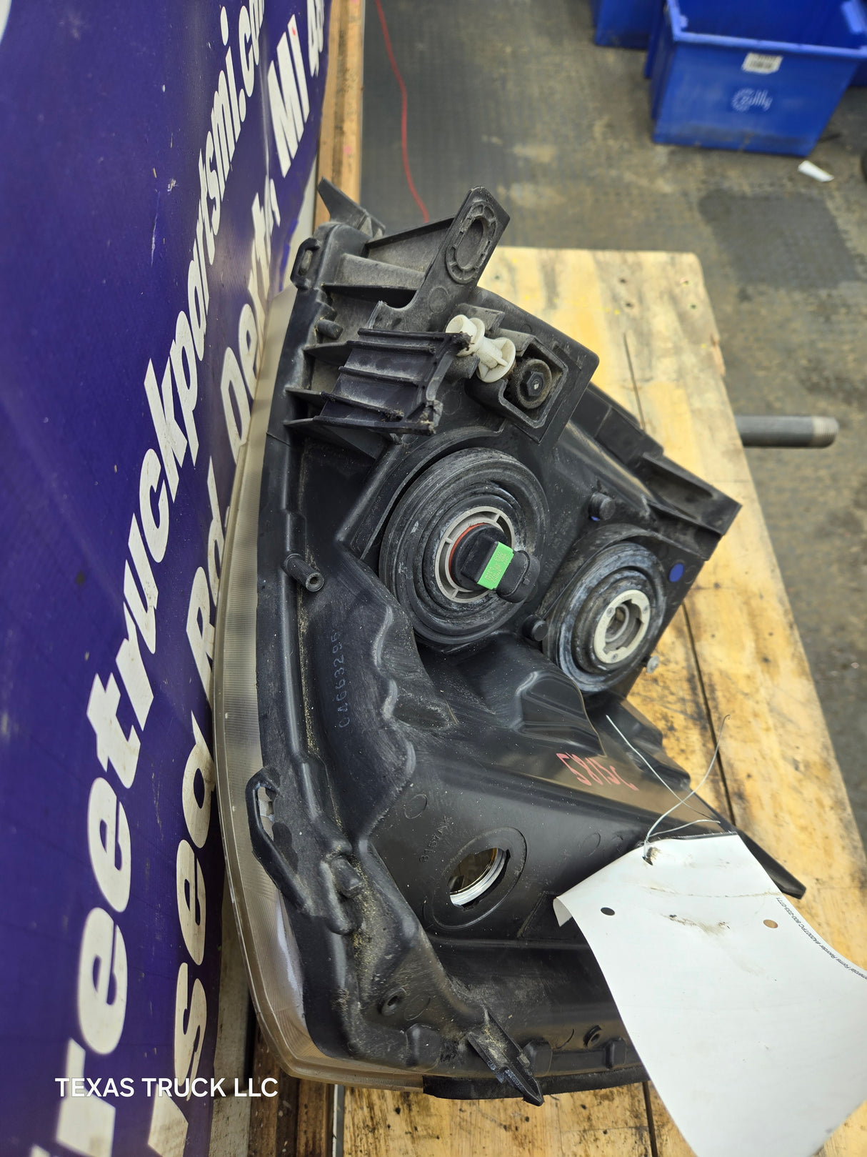 2007-2013 Chevrolet Silverado 1500 2500 3500 LH Driver Side Halogen Headlight 25833678