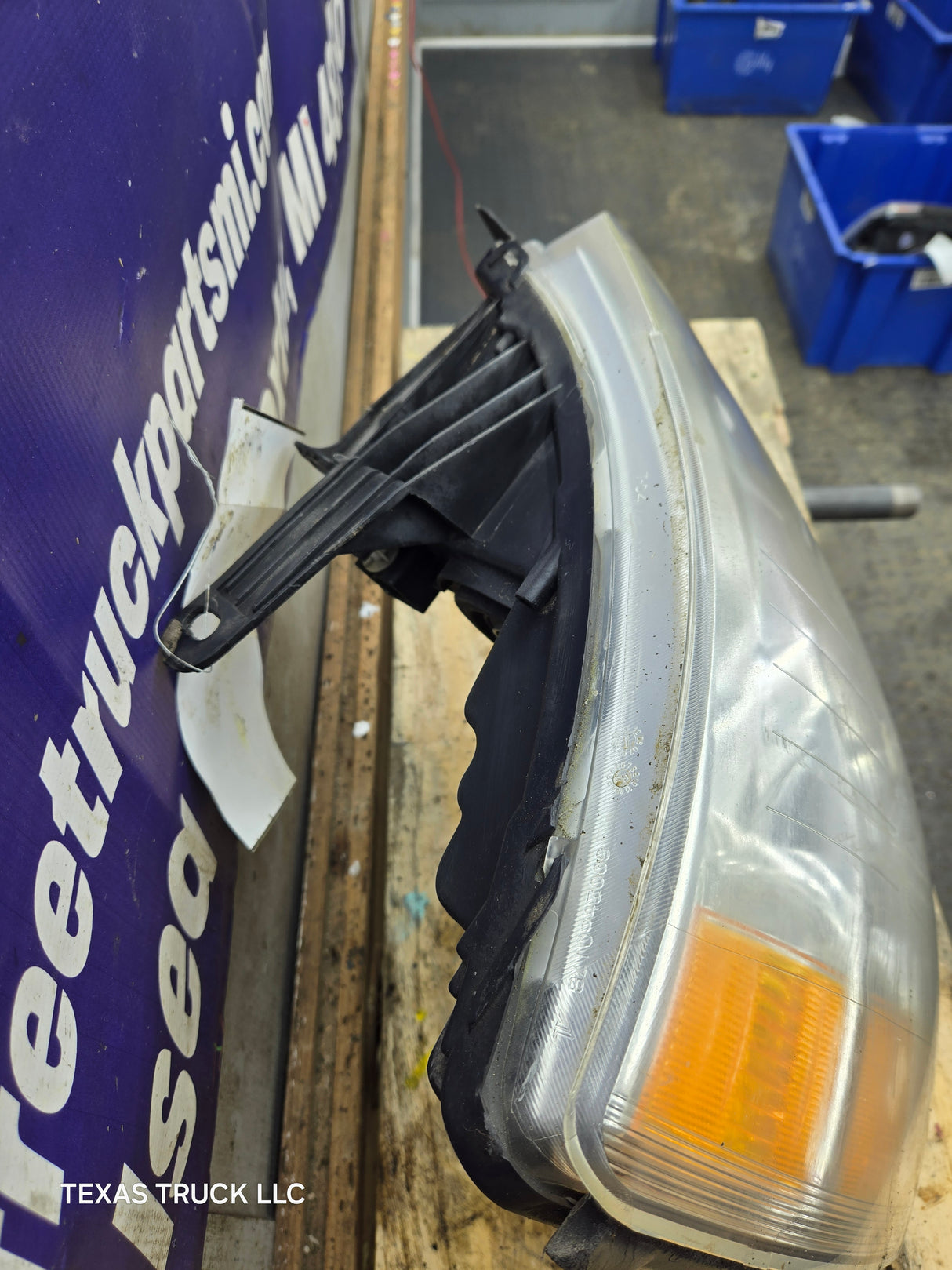 2007-2013 Chevrolet Silverado 1500 2500 3500 RH Passenger Side Halogen Headlight 25833679