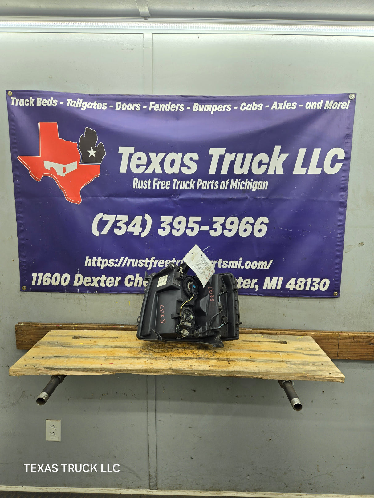 2007-2013 Chevrolet Silverado 1500 2500 3500 RH Passenger Side Halogen Headlight 25833679