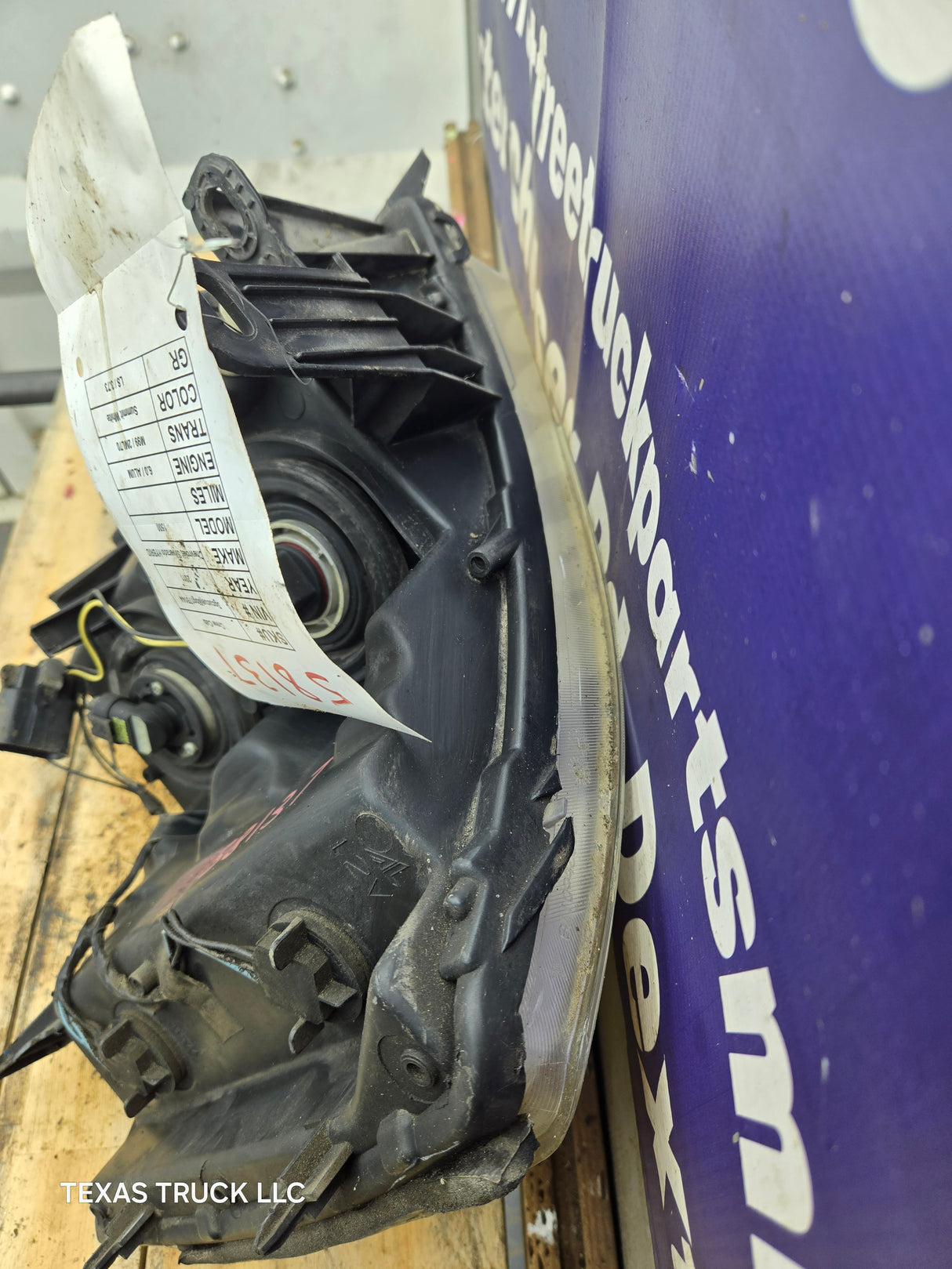 2007-2013 Chevrolet Silverado 1500 2500 3500 RH Passenger Side Halogen Headlight 25833679