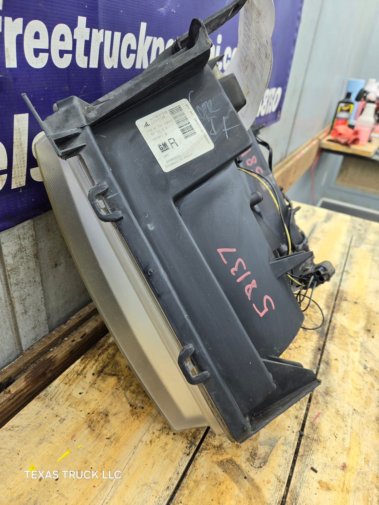 2007-2013 Chevrolet Silverado 1500 2500 3500 RH Passenger Side Halogen Headlight 25833679