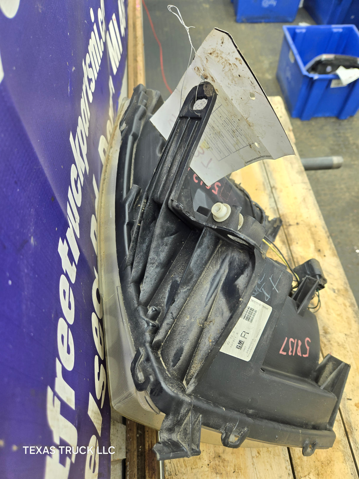 2007-2013 Chevrolet Silverado 1500 2500 3500 RH Passenger Side Halogen Headlight 25833679