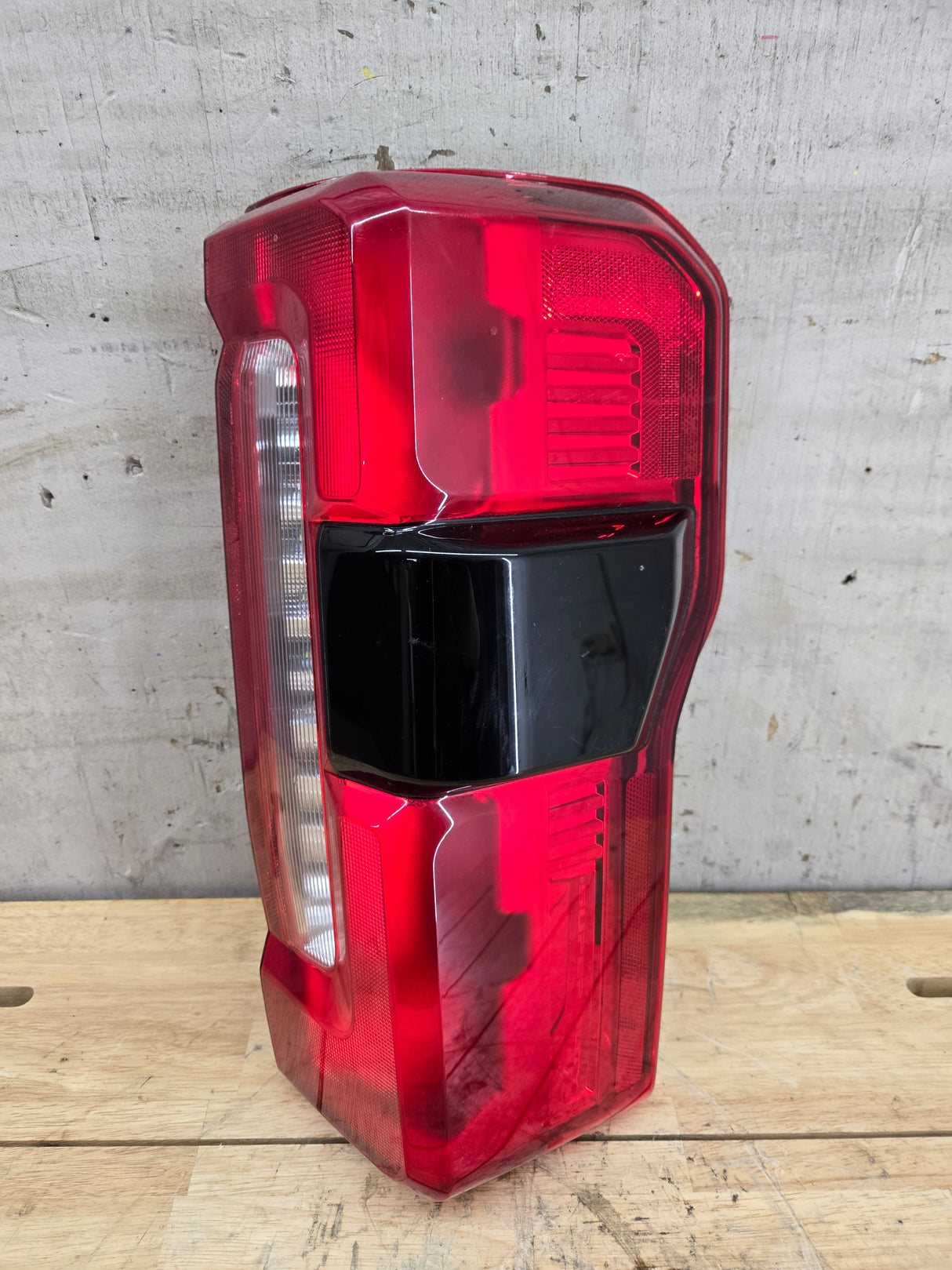 2023-2026 Ford Super Duty F250 F350 RH Incandescent Passenger Side Tail Light With Bliss PC3B-13B504-BJ