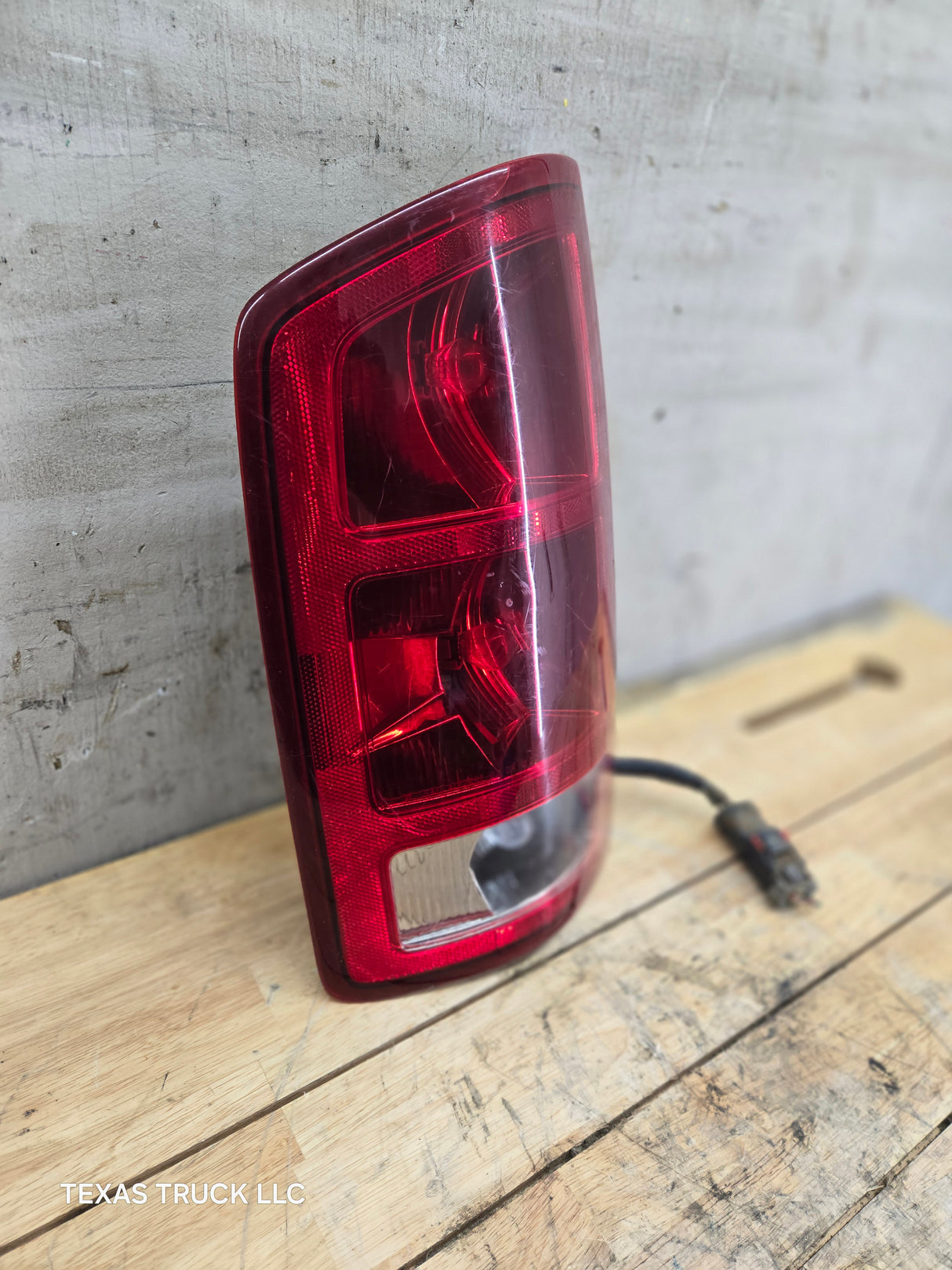 2003-2006 Dodge Ram 3rd Gen 1500 2500 3500 LH Driver Side Tail Light 55077117