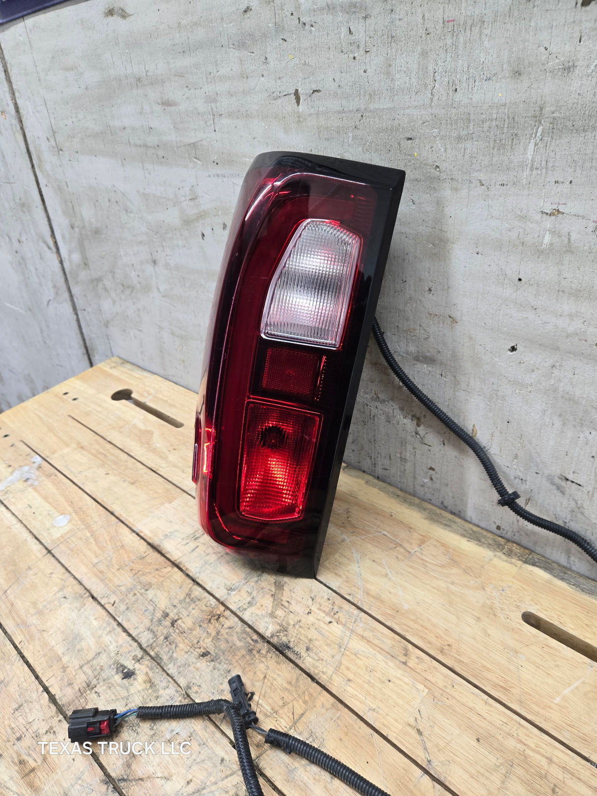 2019-2023 GMC Sierra 1500 2500 3500 HD RH Passenger Side Tail Light 85115888