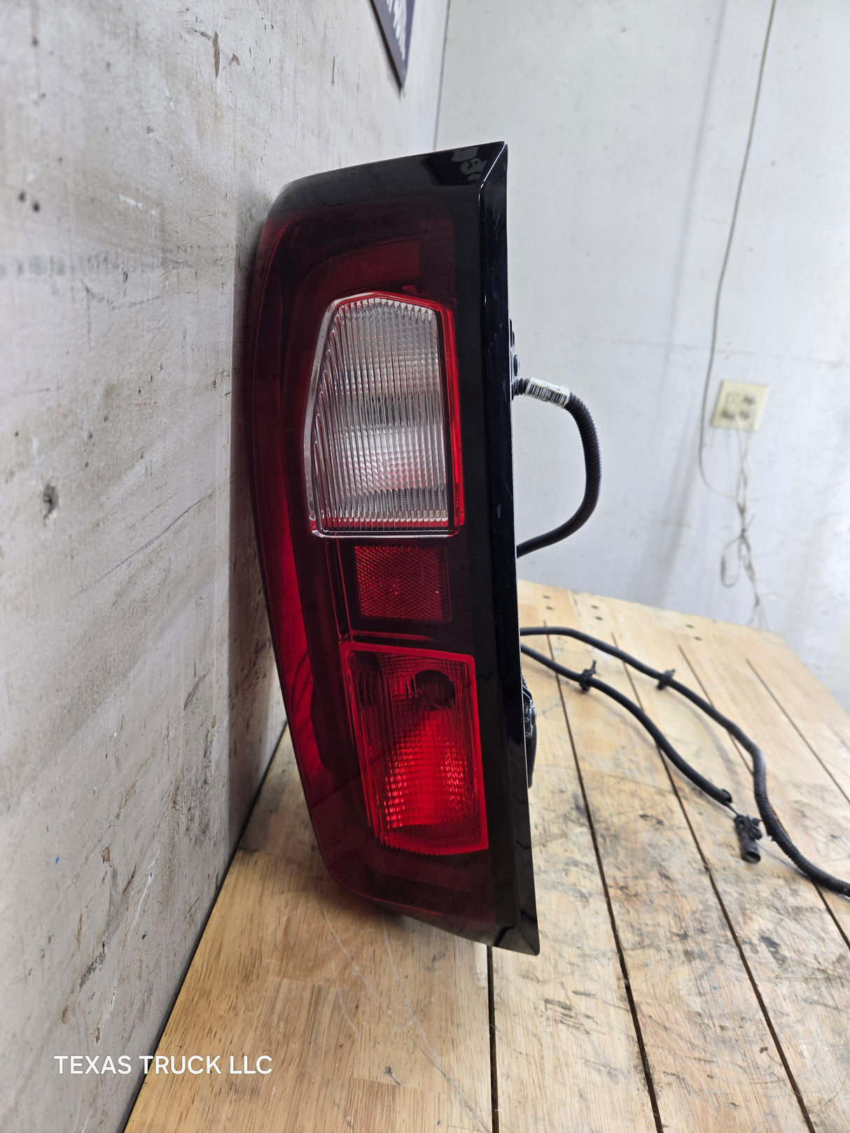 2019-2023 GMC Sierra 1500 2500 3500 HD RH Passenger Side Tail Light 85115888