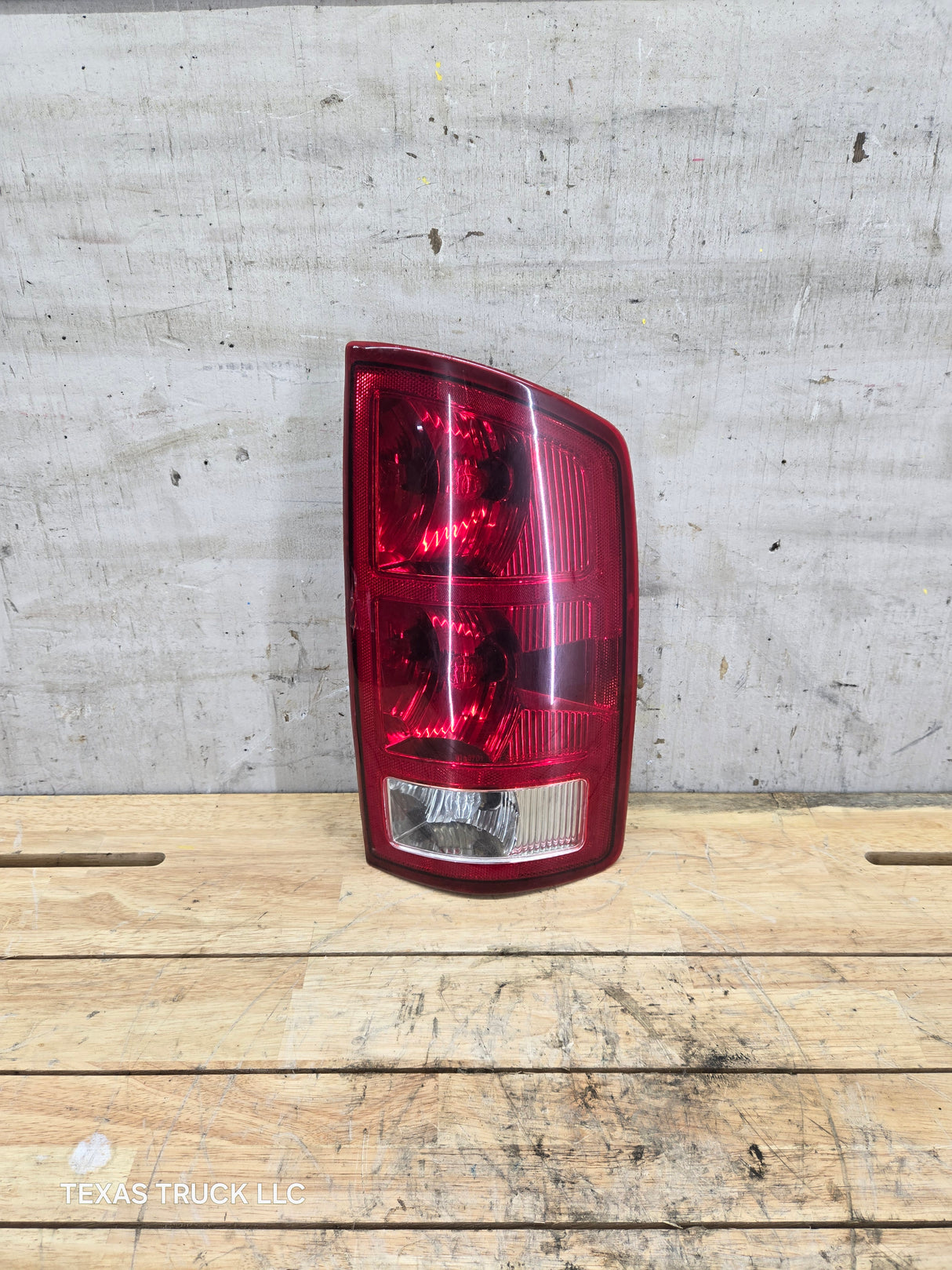 2003-2006 Dodge Ram 3rd Gen 1500 2500 3500 RH Passenger Side Tail Light