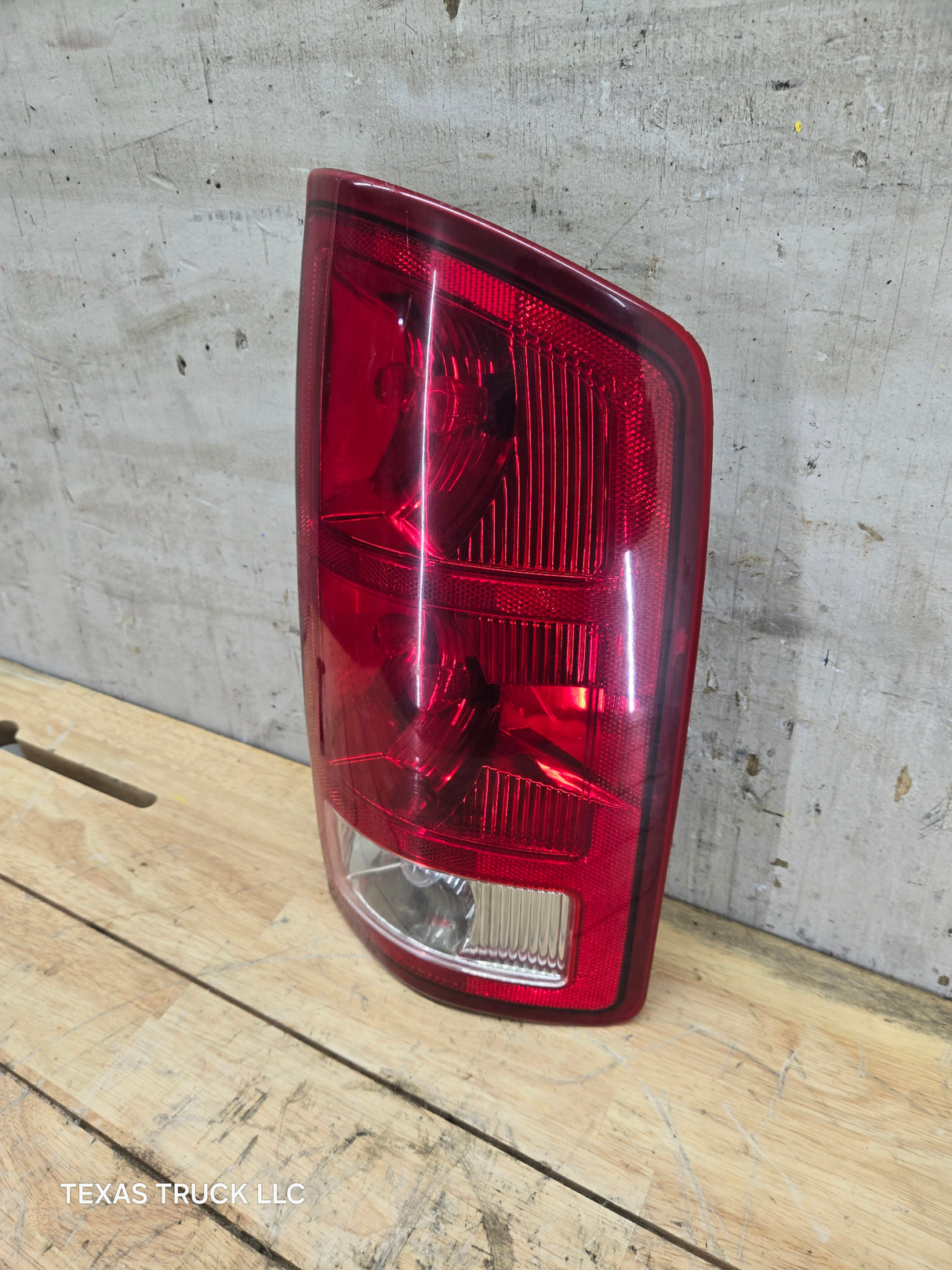 2003-2006 Dodge Ram 3rd Gen 1500 2500 3500 RH Passenger Side Tail Light