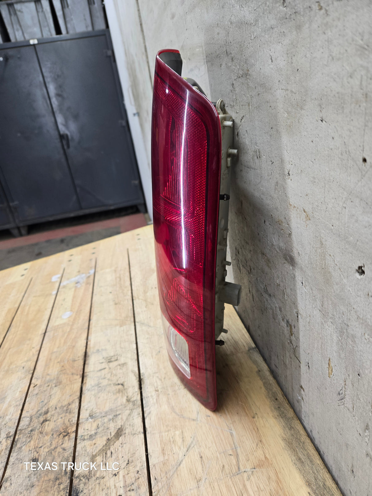 2003-2006 Dodge Ram 3rd Gen 1500 2500 3500 RH Passenger Side Tail Light