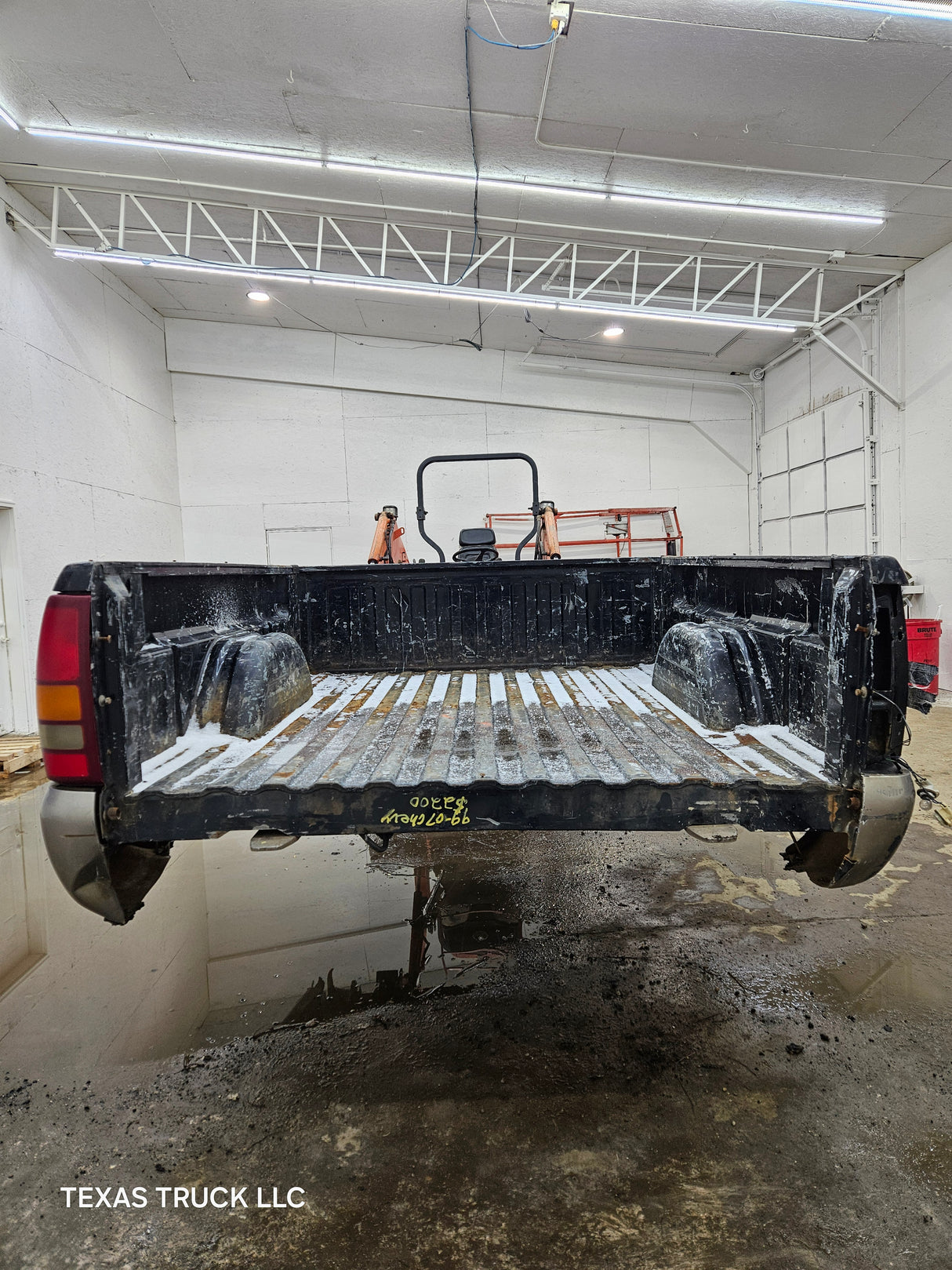 1999-2007 Chevrolet Silverado / GMC Sierra 1500 2500HD 3500HD 6' 6" Short Truck Bed