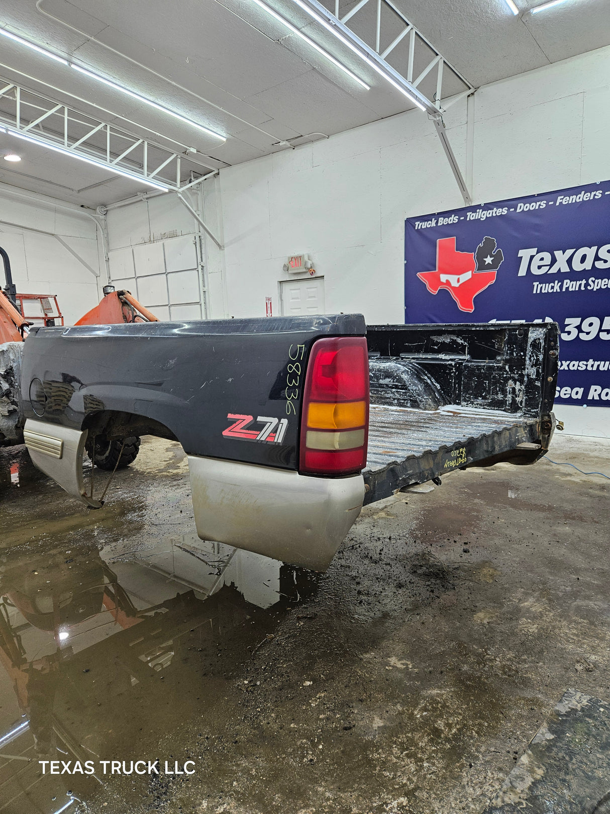 1999-2007 Chevrolet Silverado / GMC Sierra 1500 2500HD 3500HD 6' 6" Short Truck Bed