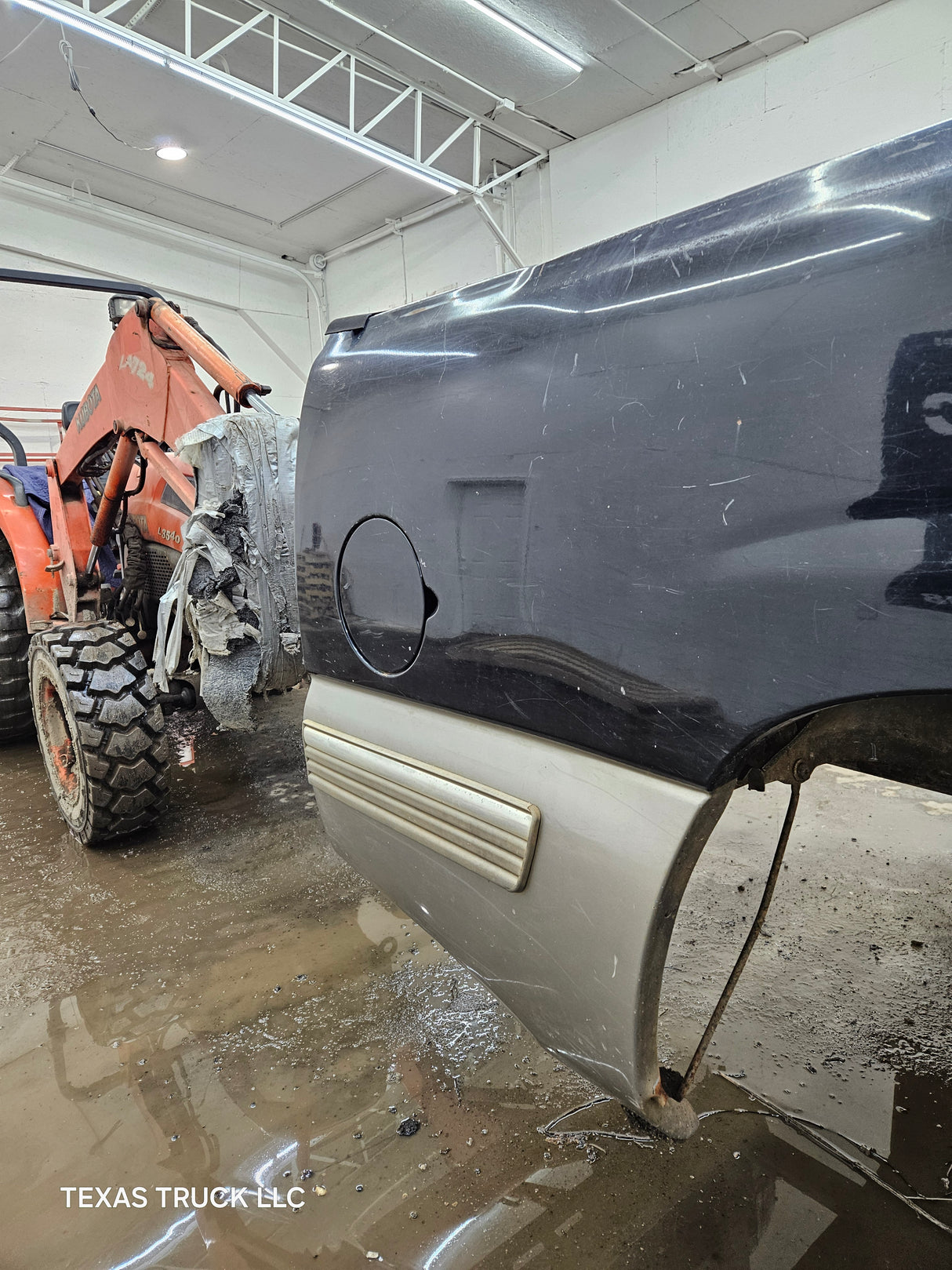 1999-2007 Chevrolet Silverado / GMC Sierra 1500 2500HD 3500HD 6' 6" Short Truck Bed