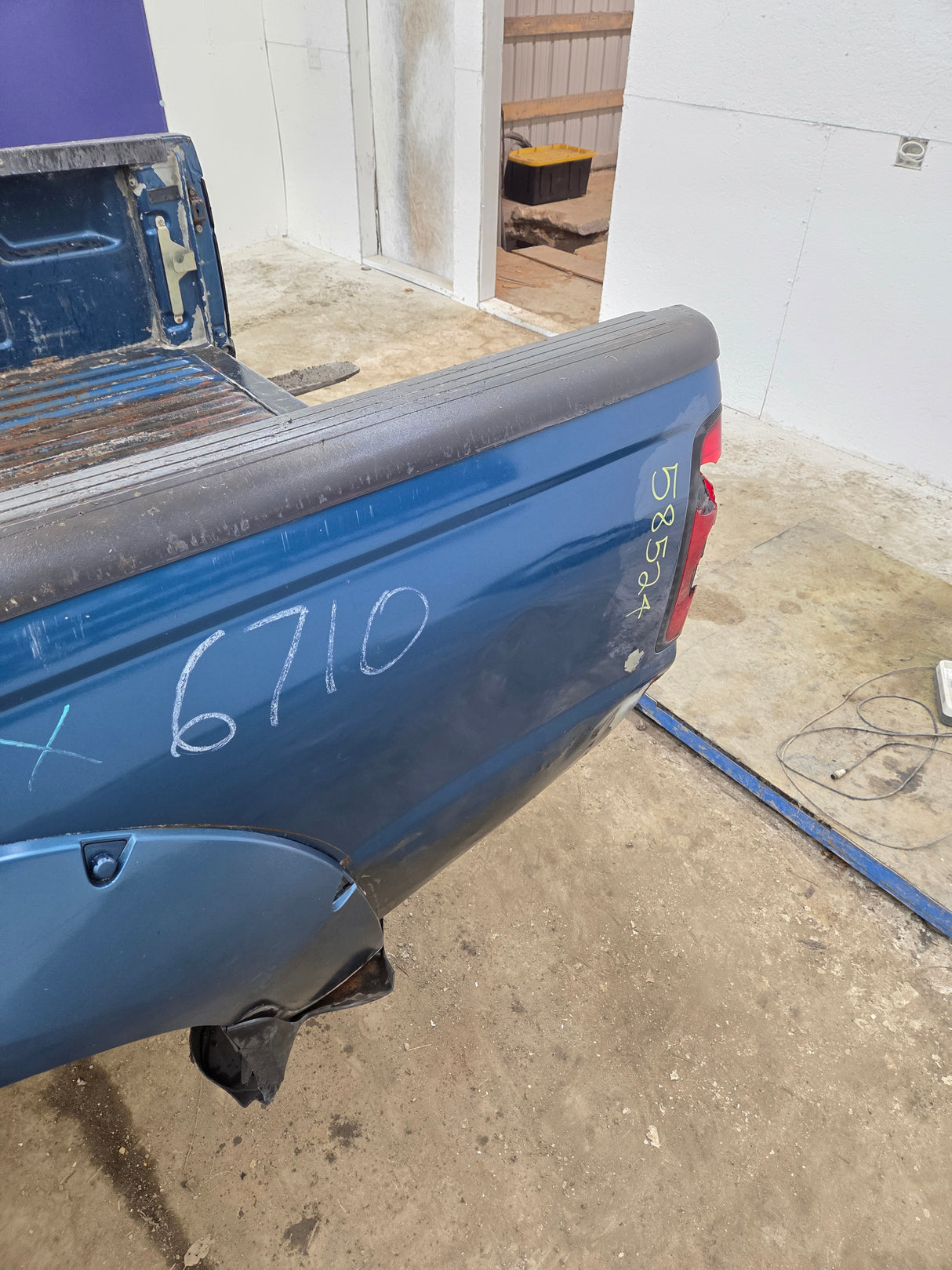 2001-2004 Nissan Frontier Long Bed Truck Bed 6' 2"