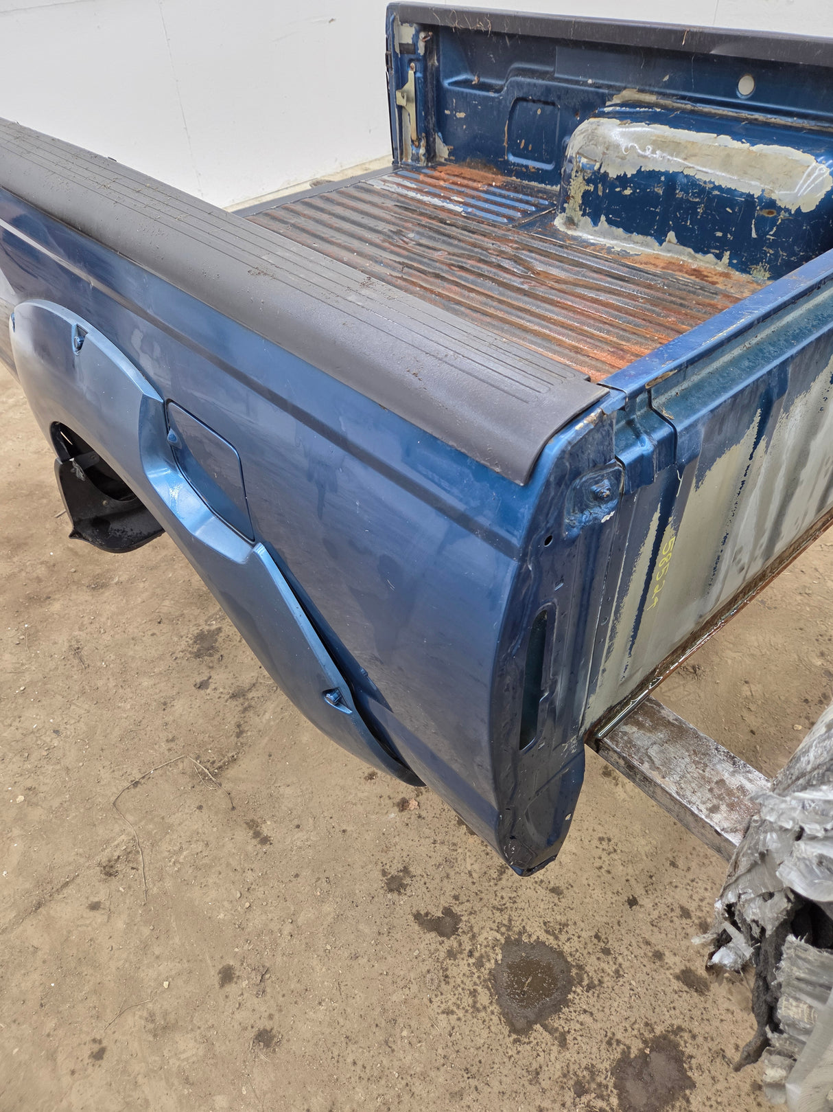 2001-2004 Nissan Frontier Long Bed Truck Bed 6' 2"