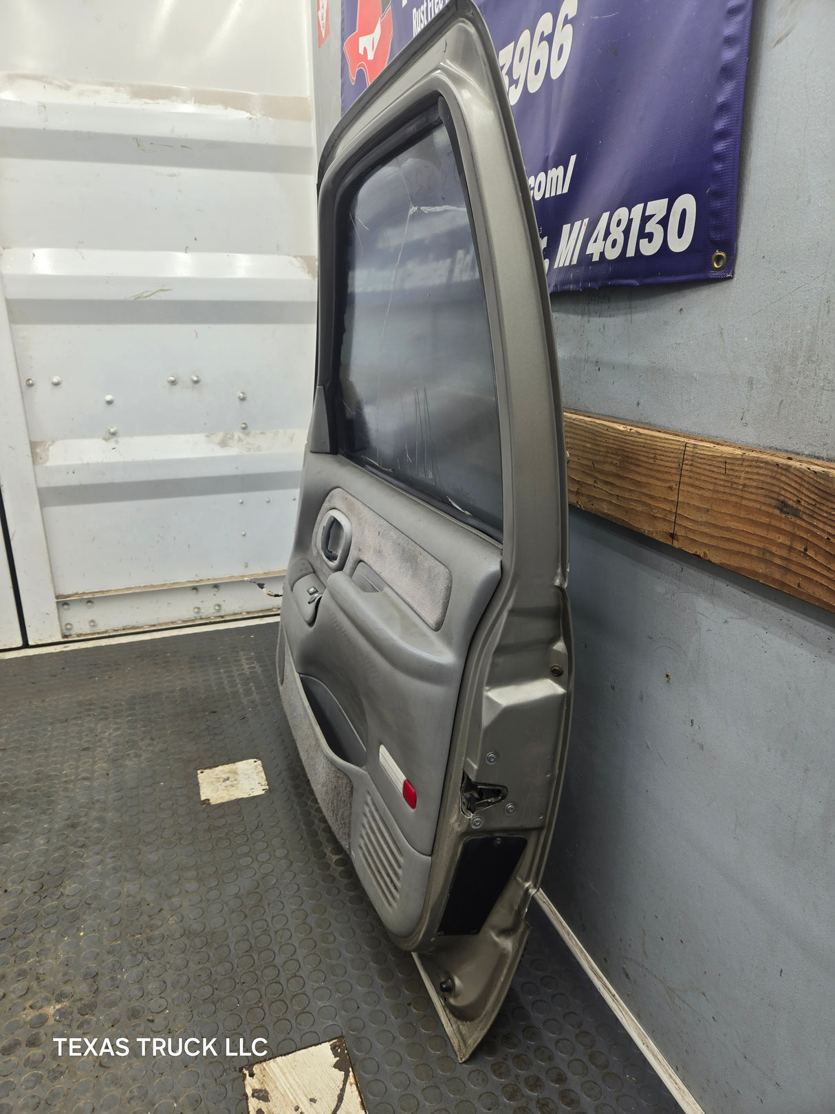 1988-2000 Chevrolet Silverado Suburban GMC Sierra Front Passenger Side Door RH