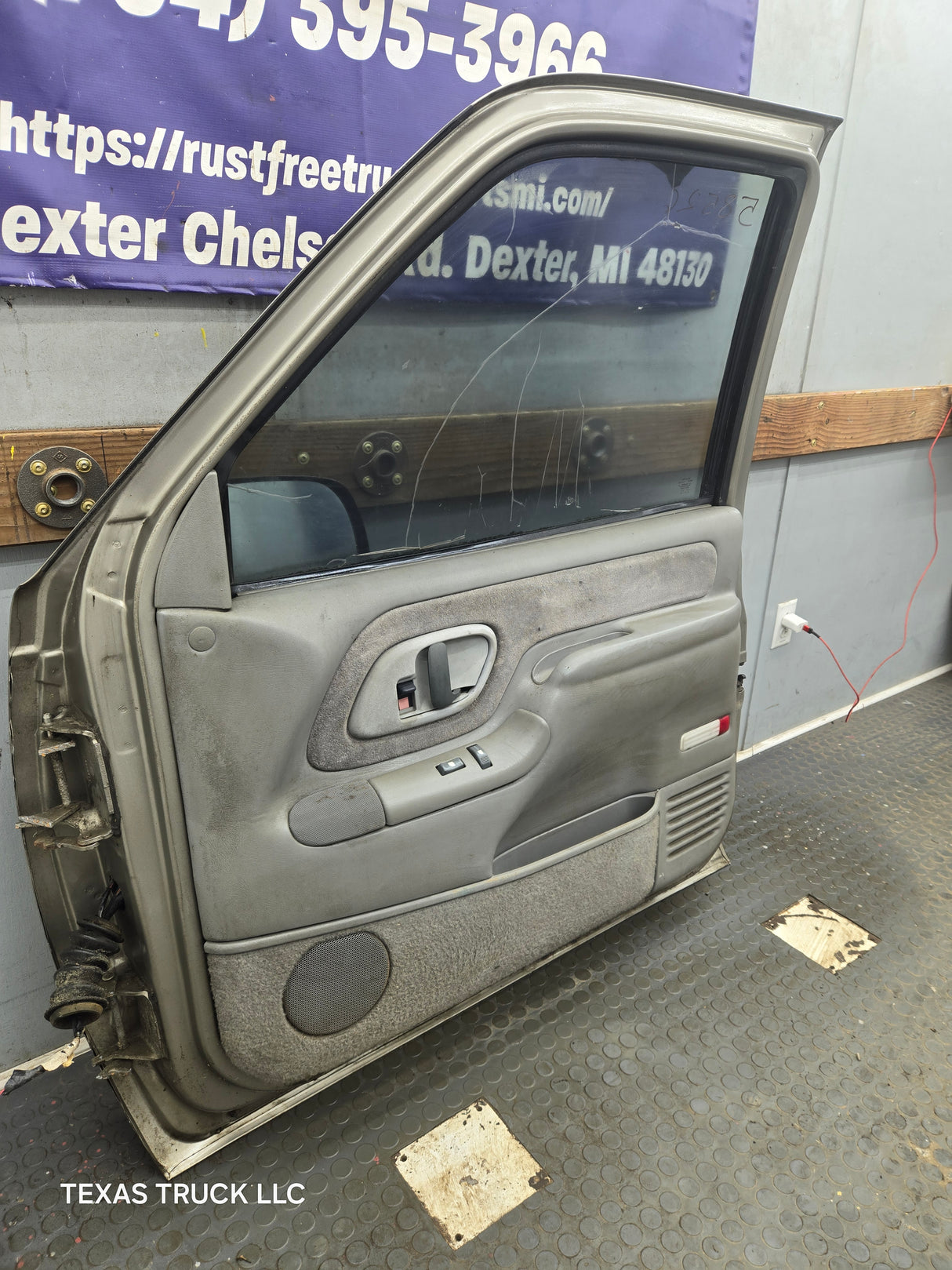 1988-2000 Chevrolet Silverado Suburban GMC Sierra Front Passenger Side Door RH