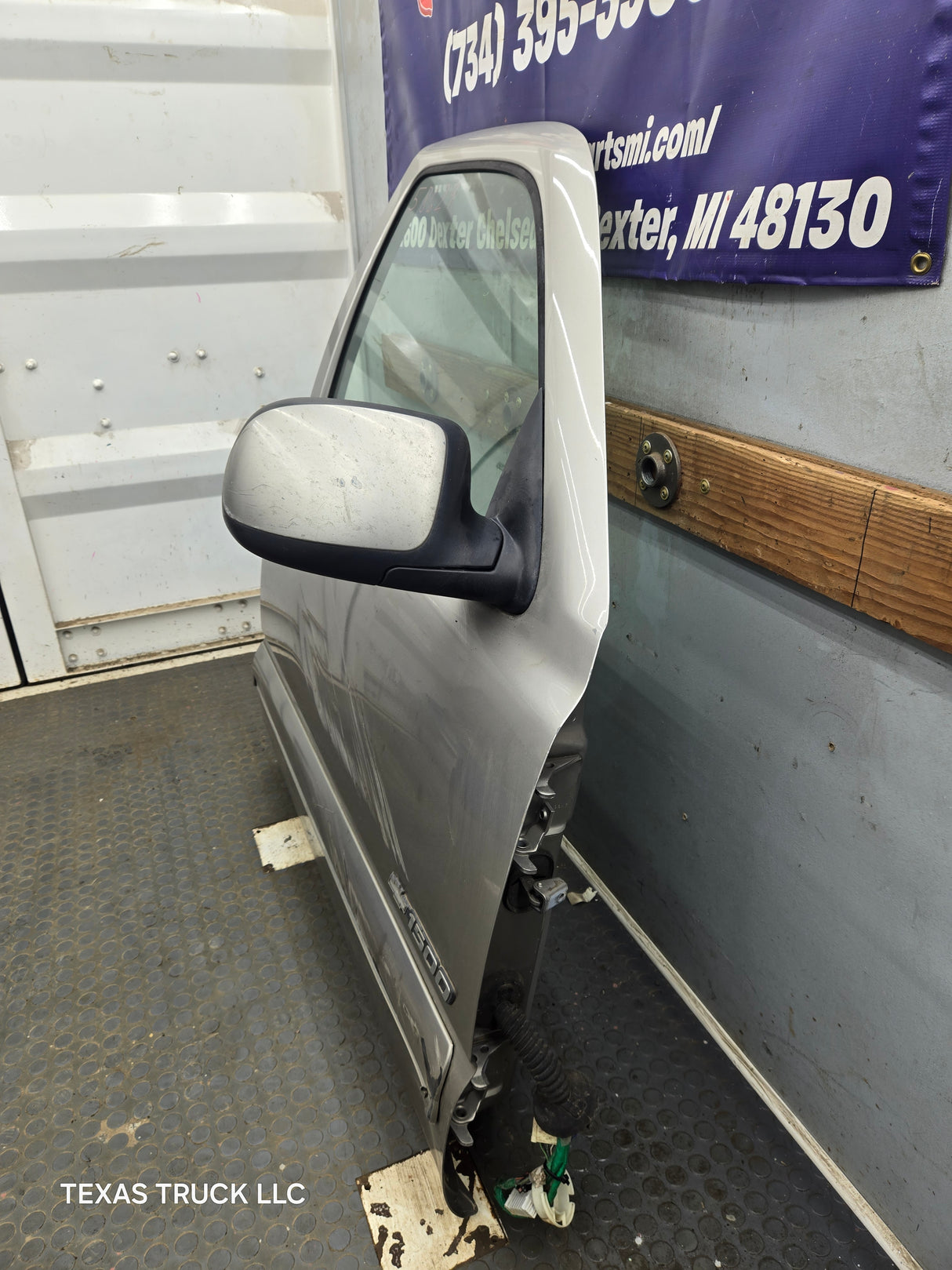 1999-2006 Chevrolet Silverado / GMC Sierra 1500 2500 3500 HD Front Passenger Side Door RH