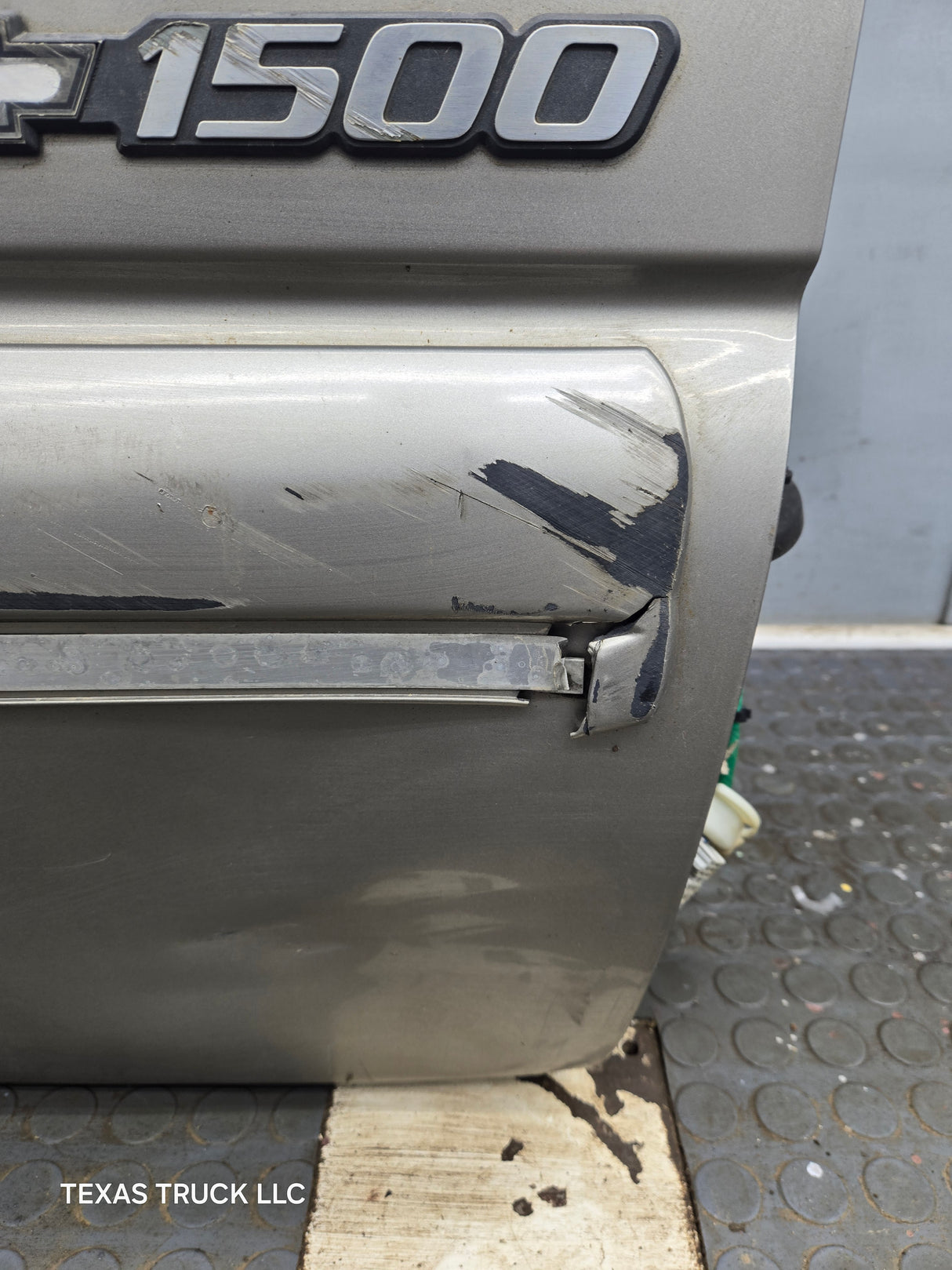 1999-2006 Chevrolet Silverado / GMC Sierra 1500 2500 3500 HD Front Passenger Side Door RH
