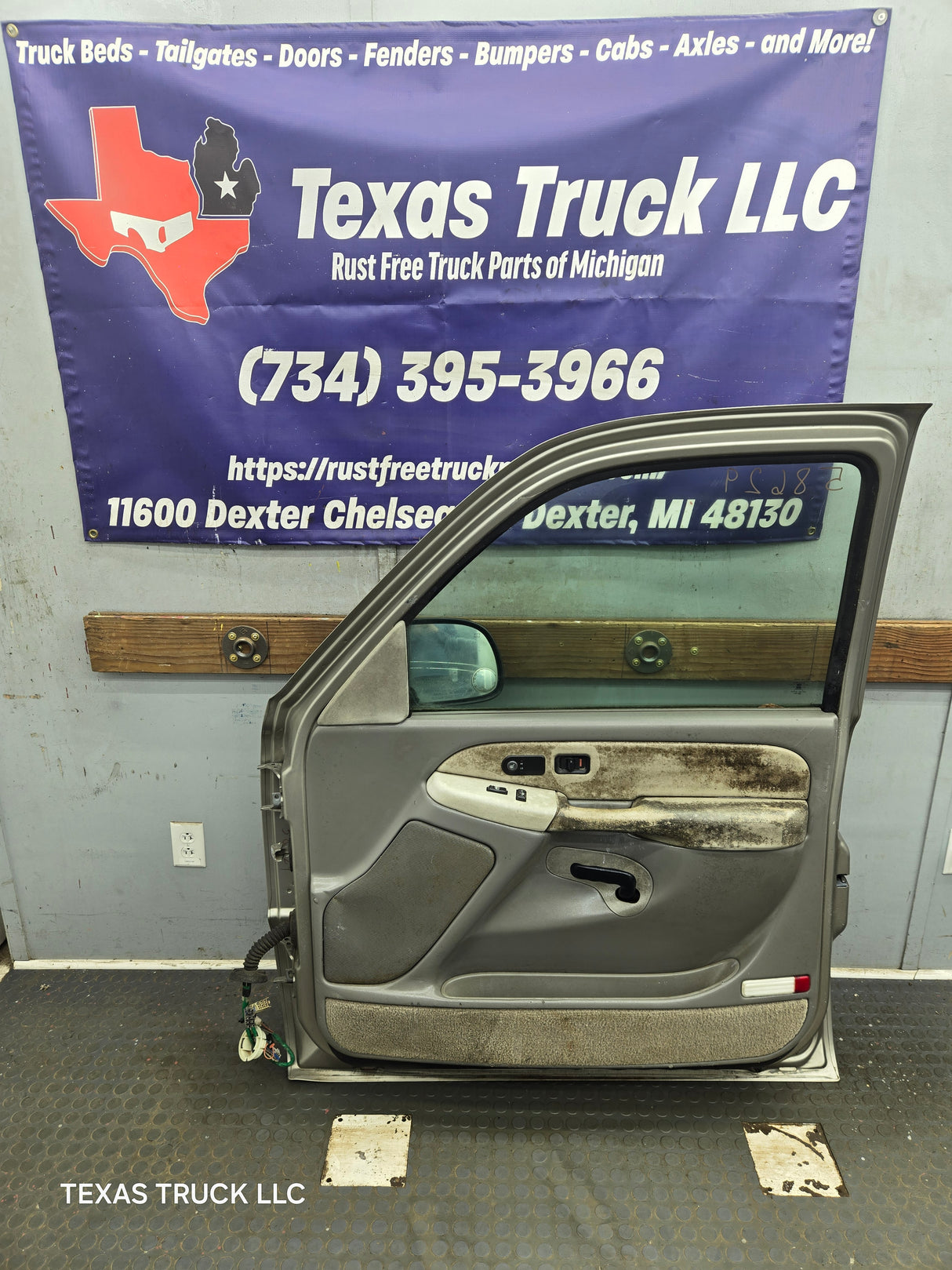 1999-2006 Chevrolet Silverado / GMC Sierra 1500 2500 3500 HD Front Passenger Side Door RH