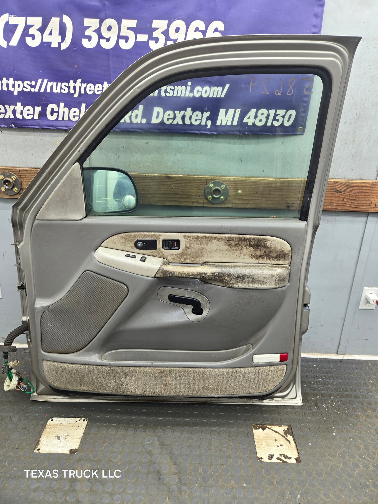 1999-2006 Chevrolet Silverado / GMC Sierra 1500 2500 3500 HD Front Passenger Side Door RH