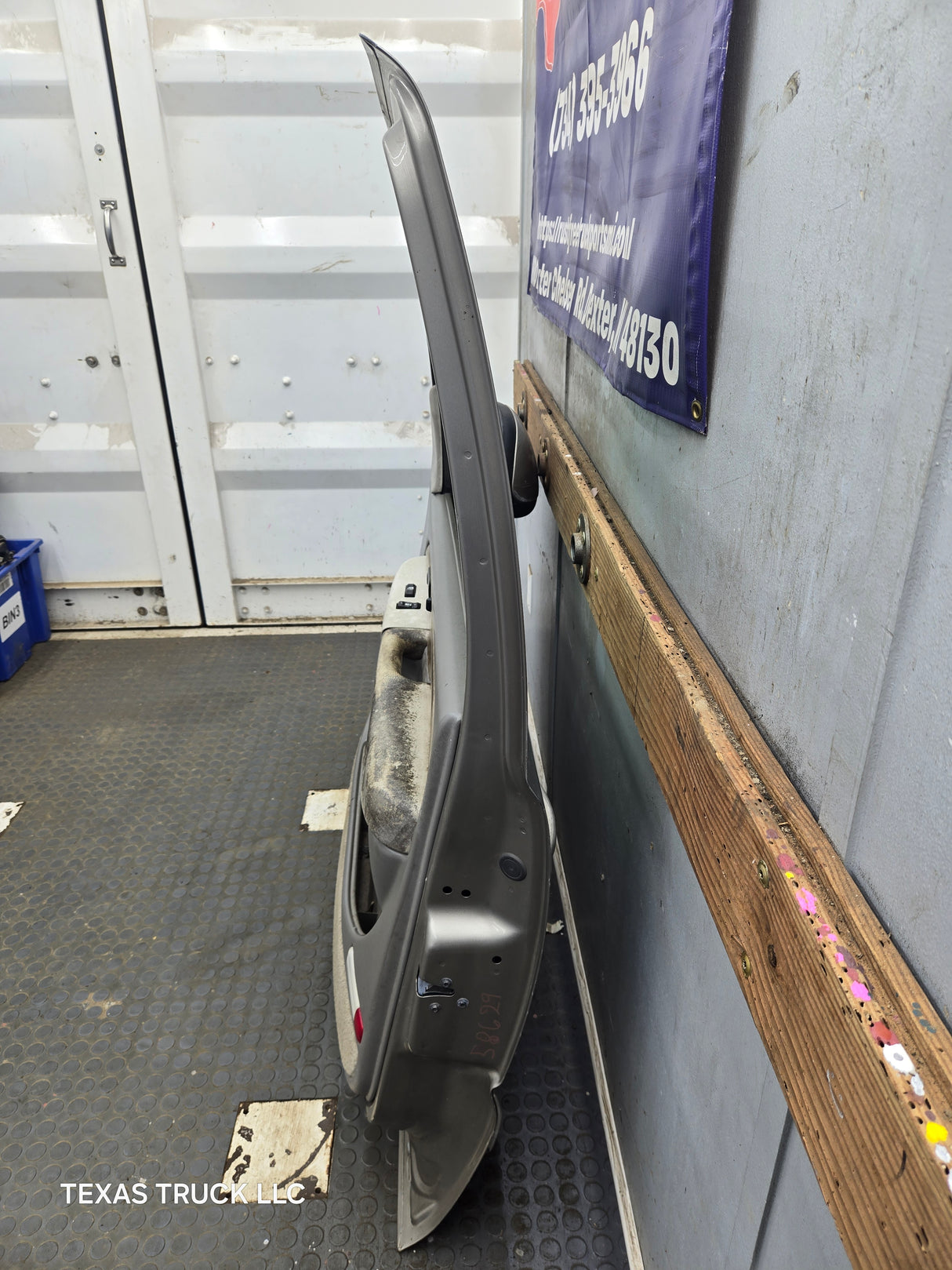 1999-2006 Chevrolet Silverado / GMC Sierra 1500 2500 3500 HD Front Passenger Side Door RH