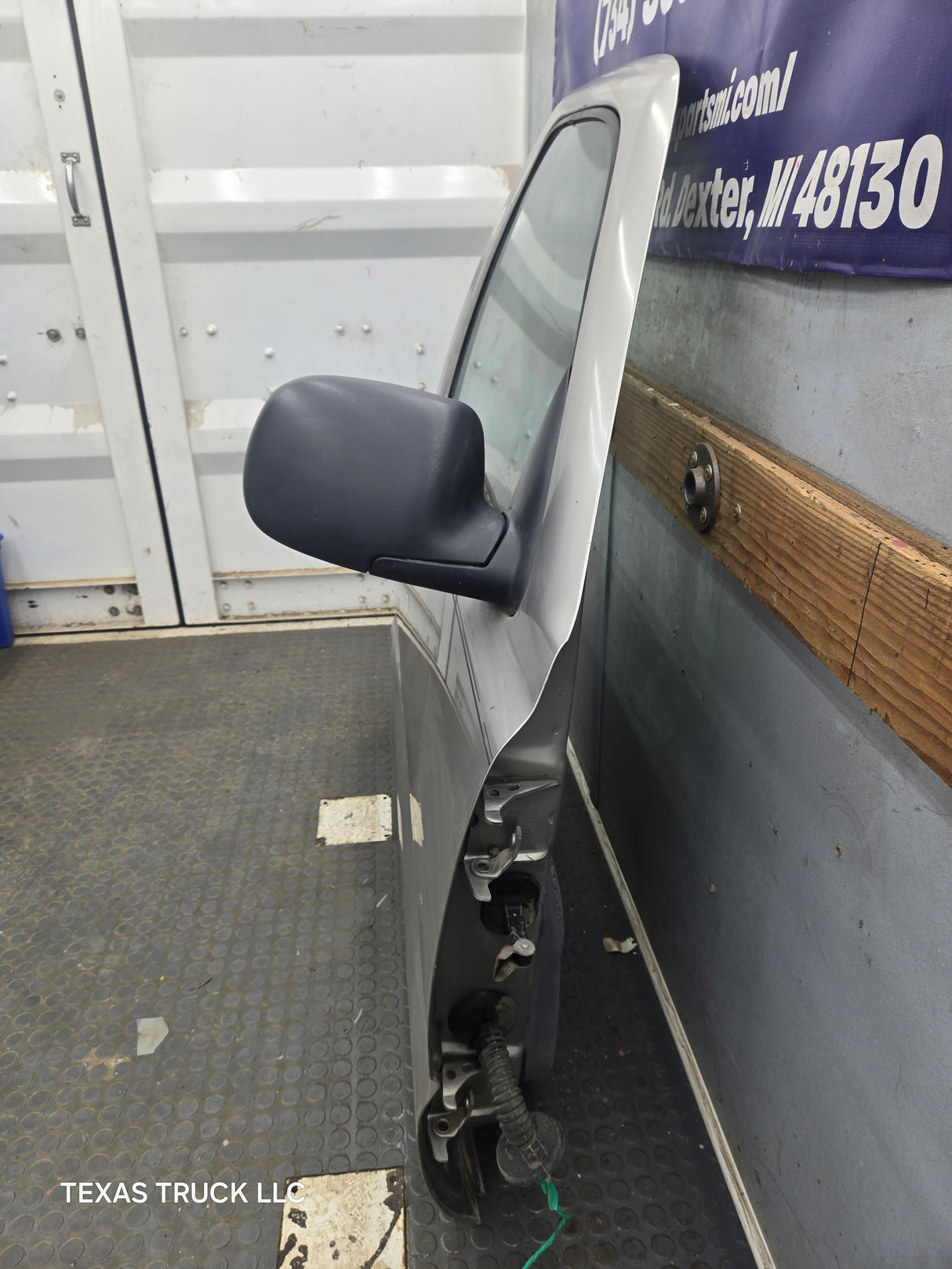 1999-2006 Chevrolet Silverado / GMC Sierra 1500 2500 3500 HD Front Passenger Side Door RH