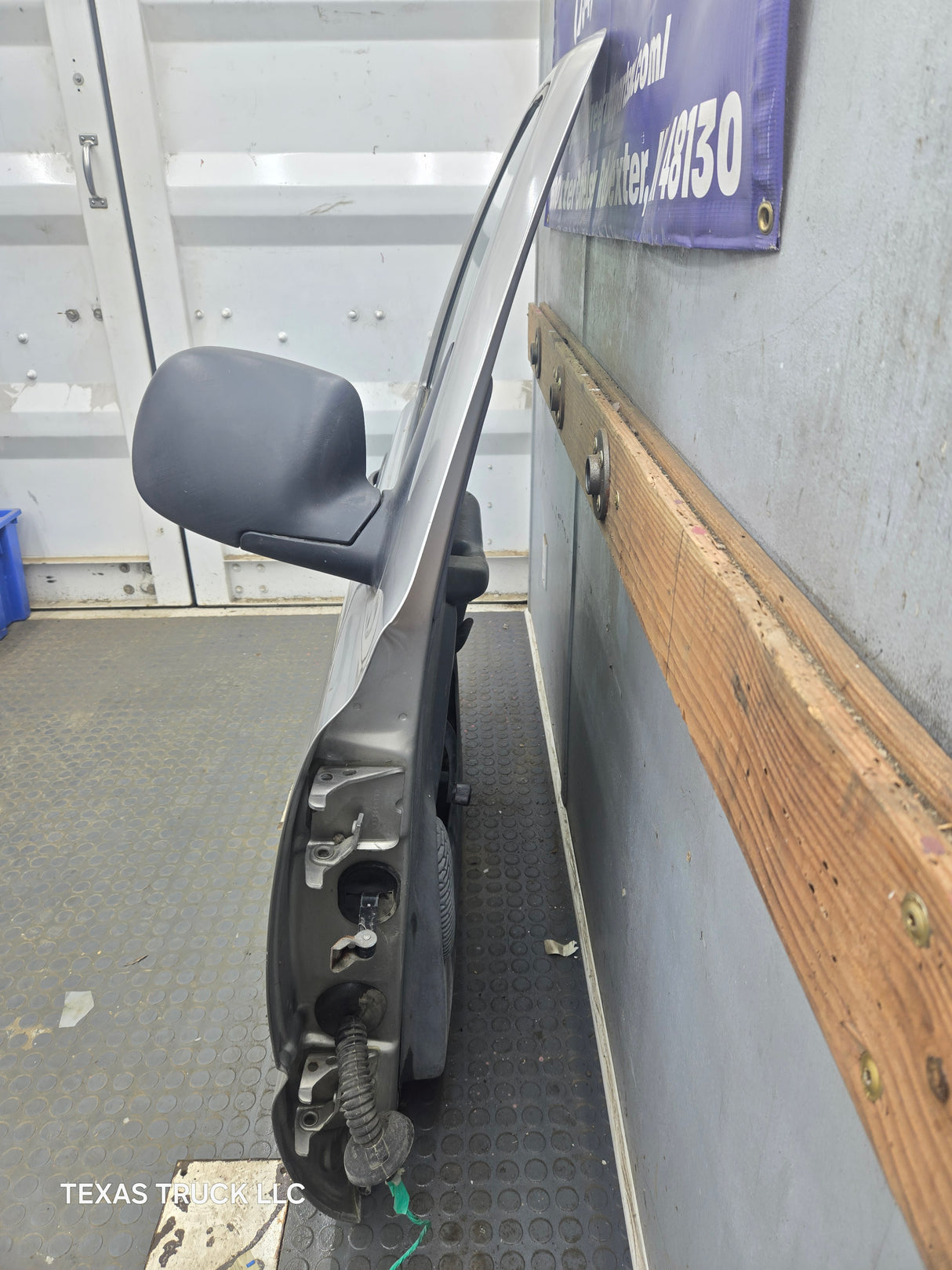 1999-2006 Chevrolet Silverado / GMC Sierra 1500 2500 3500 HD Front Passenger Side Door RH