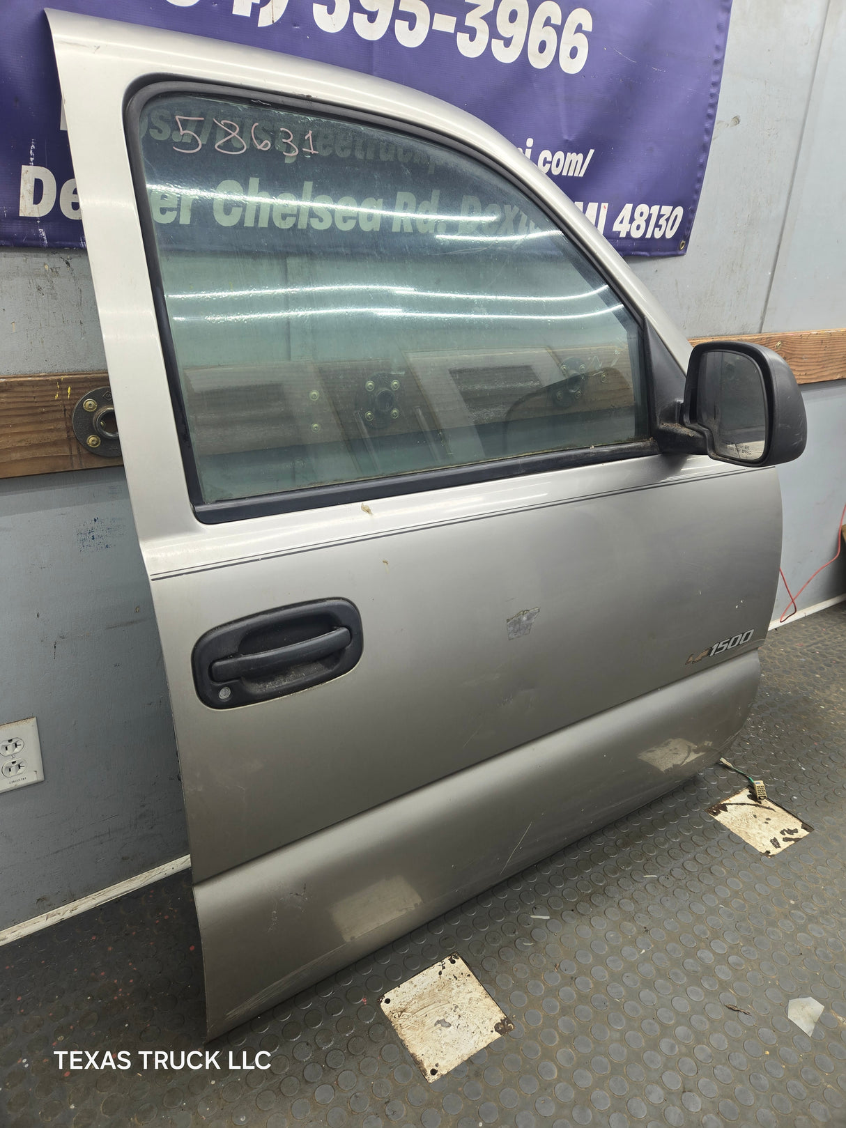 1999-2006 Chevrolet Silverado / GMC Sierra 1500 2500 3500 HD Front Passenger Side Door RH