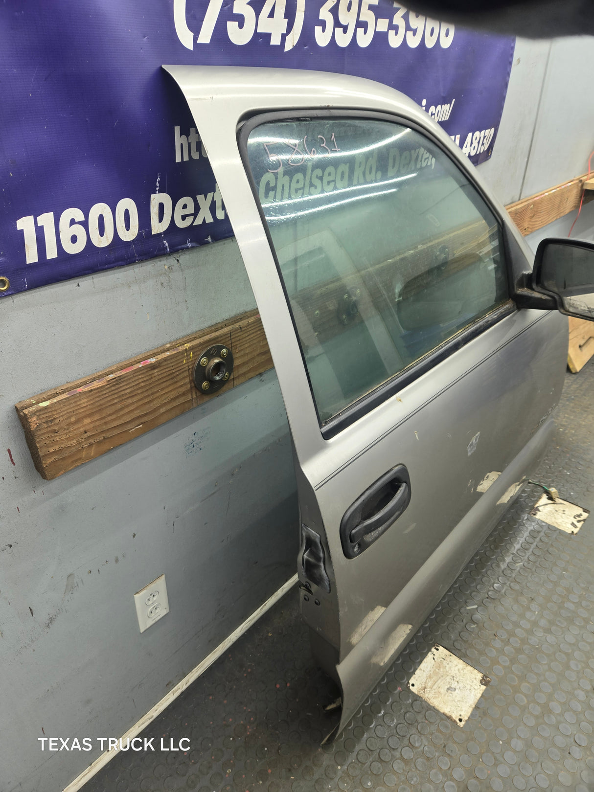 1999-2006 Chevrolet Silverado / GMC Sierra 1500 2500 3500 HD Front Passenger Side Door RH