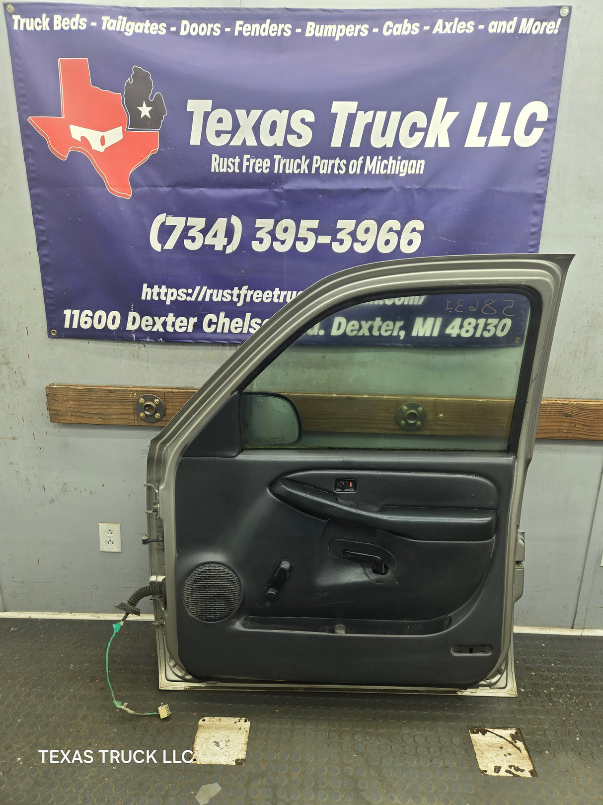 1999-2006 Chevrolet Silverado / GMC Sierra 1500 2500 3500 HD Front Passenger Side Door RH