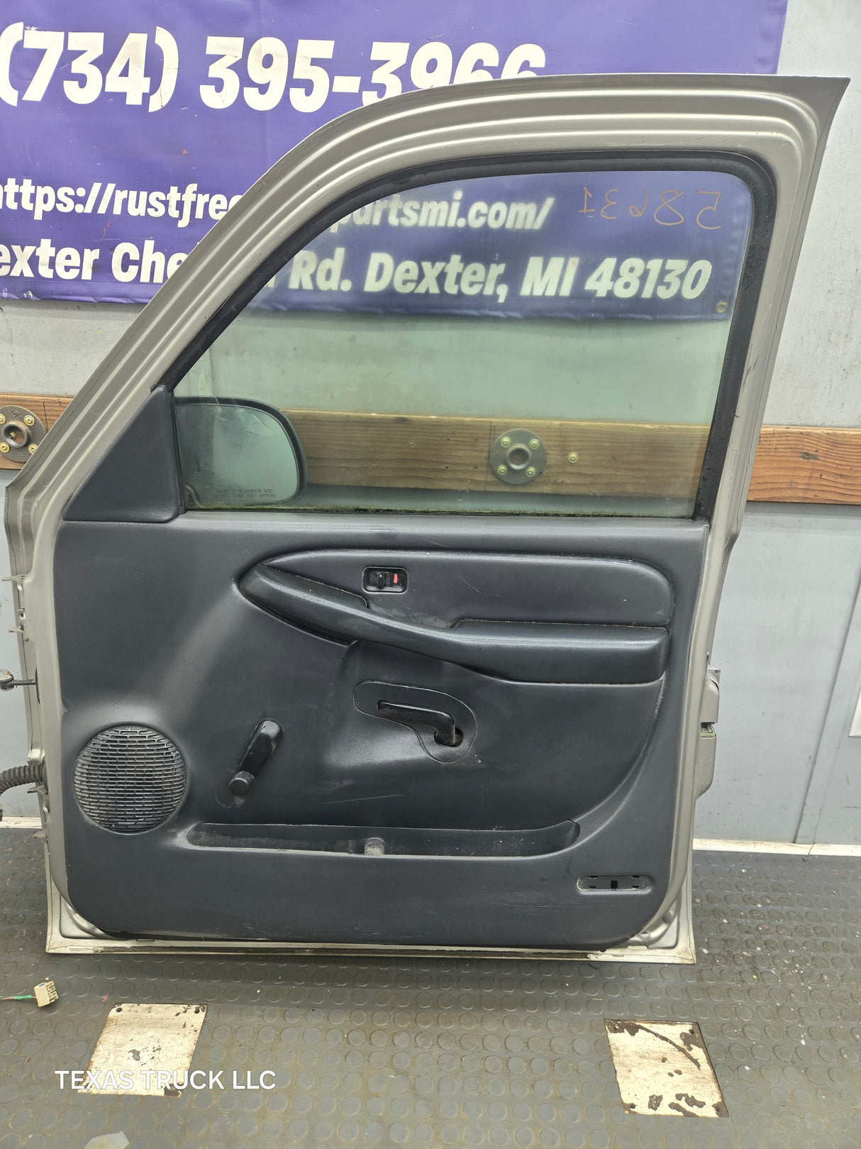 1999-2006 Chevrolet Silverado / GMC Sierra 1500 2500 3500 HD Front Passenger Side Door RH