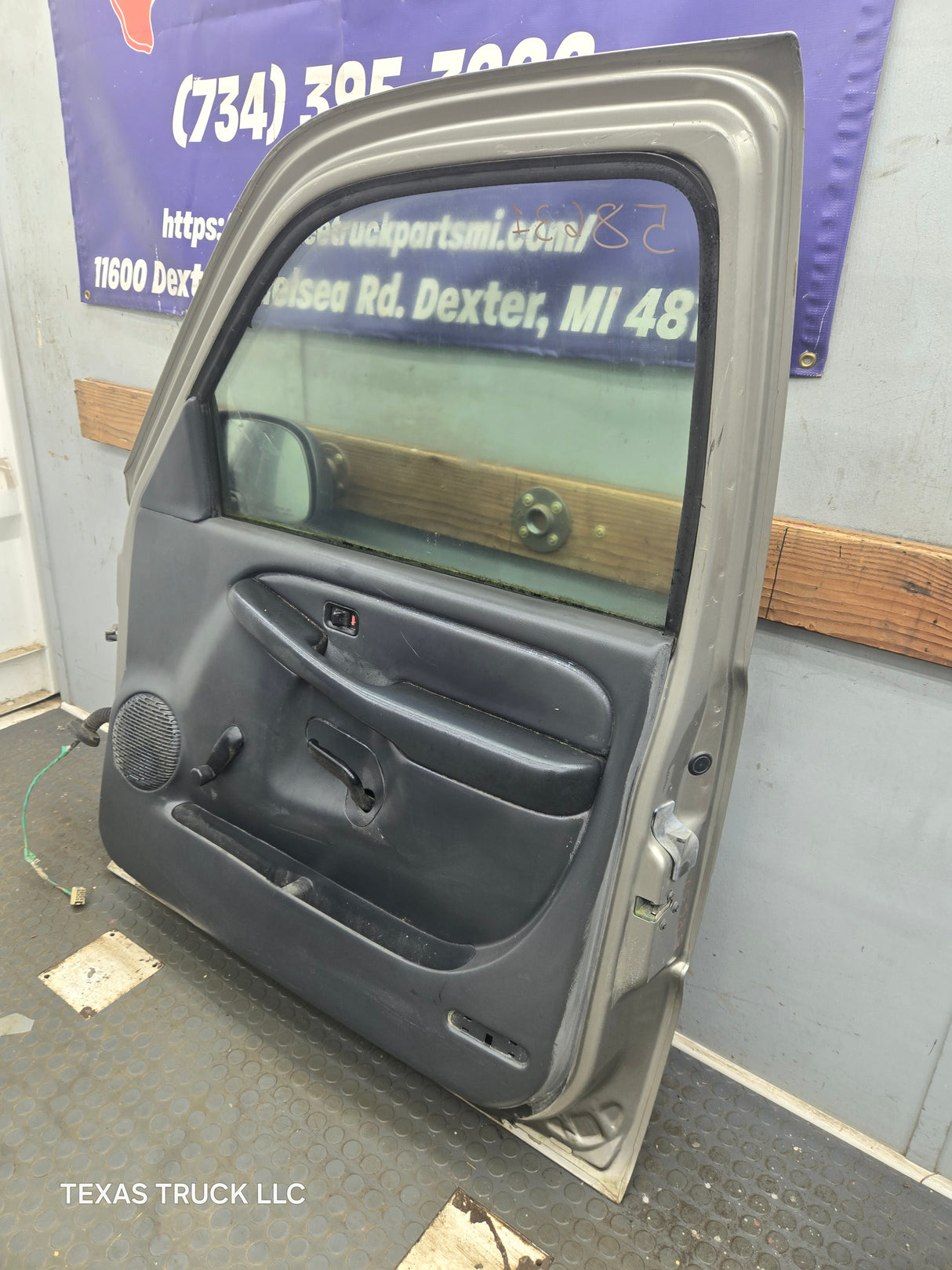 1999-2006 Chevrolet Silverado / GMC Sierra 1500 2500 3500 HD Front Passenger Side Door RH