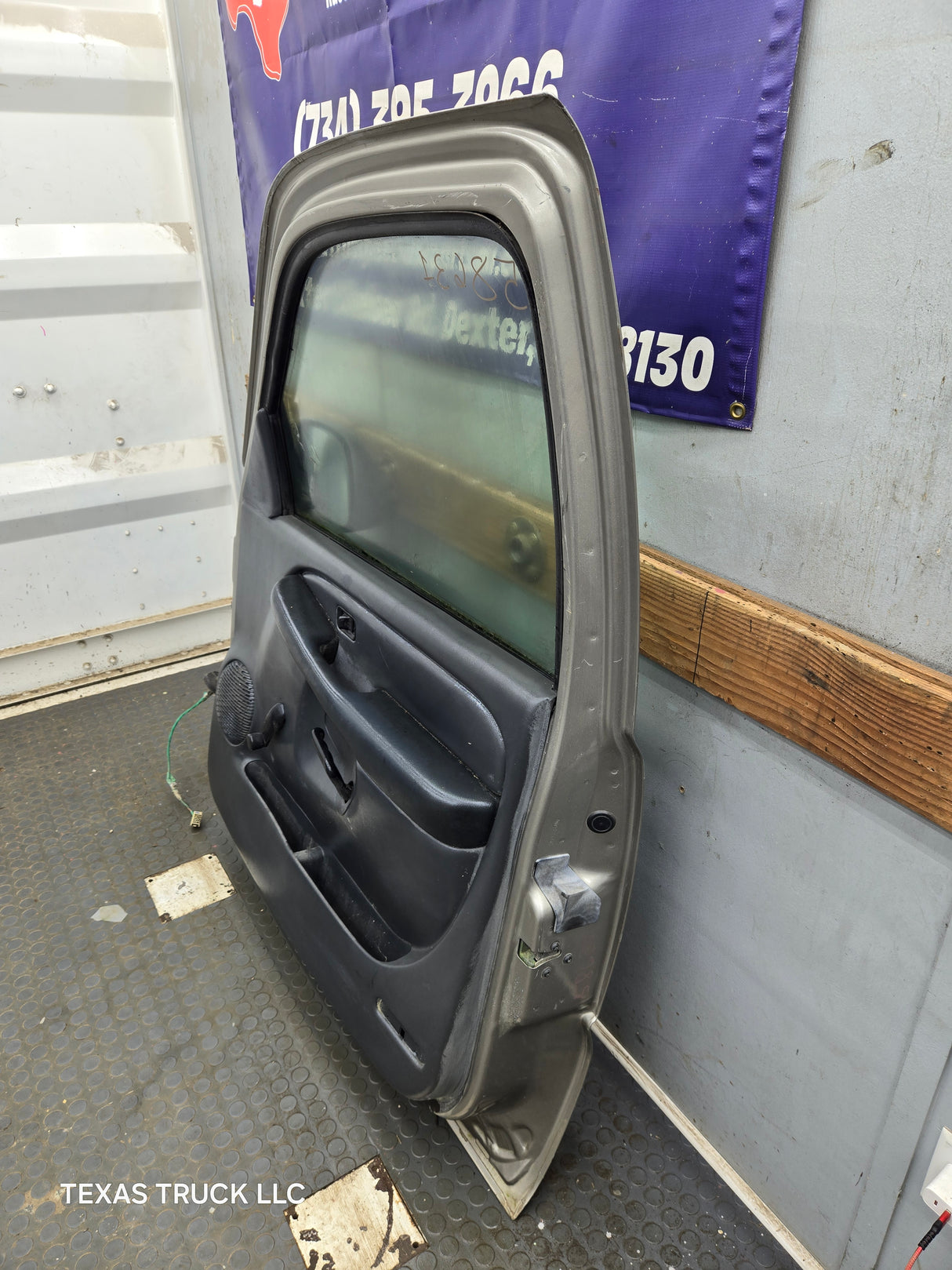 1999-2006 Chevrolet Silverado / GMC Sierra 1500 2500 3500 HD Front Passenger Side Door RH