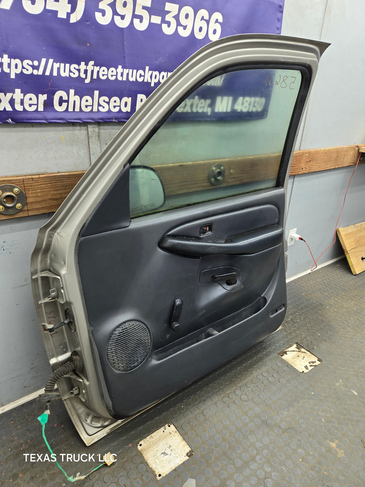 1999-2006 Chevrolet Silverado / GMC Sierra 1500 2500 3500 HD Front Passenger Side Door RH