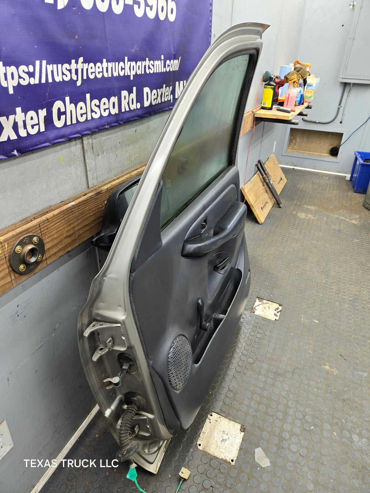 1999-2006 Chevrolet Silverado / GMC Sierra 1500 2500 3500 HD Front Passenger Side Door RH