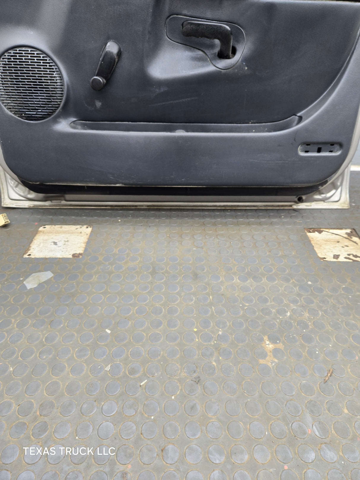 1999-2006 Chevrolet Silverado / GMC Sierra 1500 2500 3500 HD Front Passenger Side Door RH