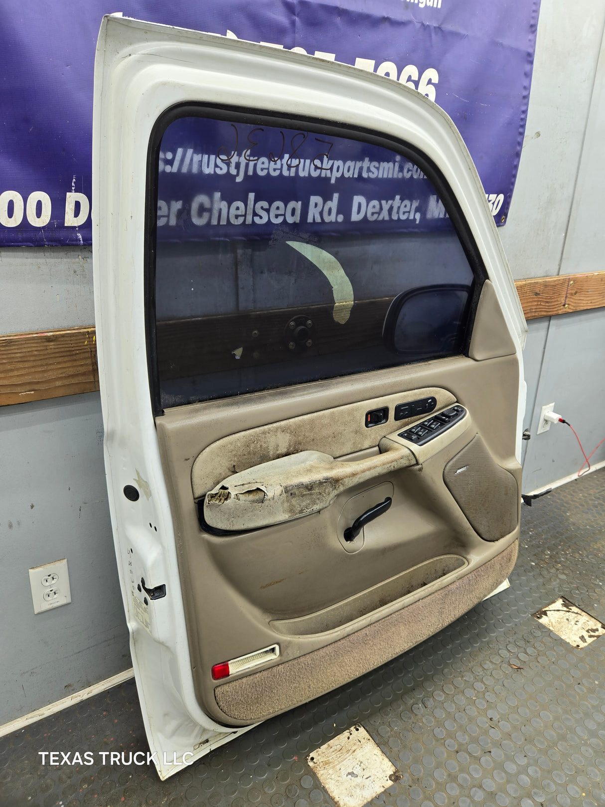 1999-2006 Chevrolet Silverado / GMC Sierra 1500 2500 3500 HD Front Driver Side Door LH