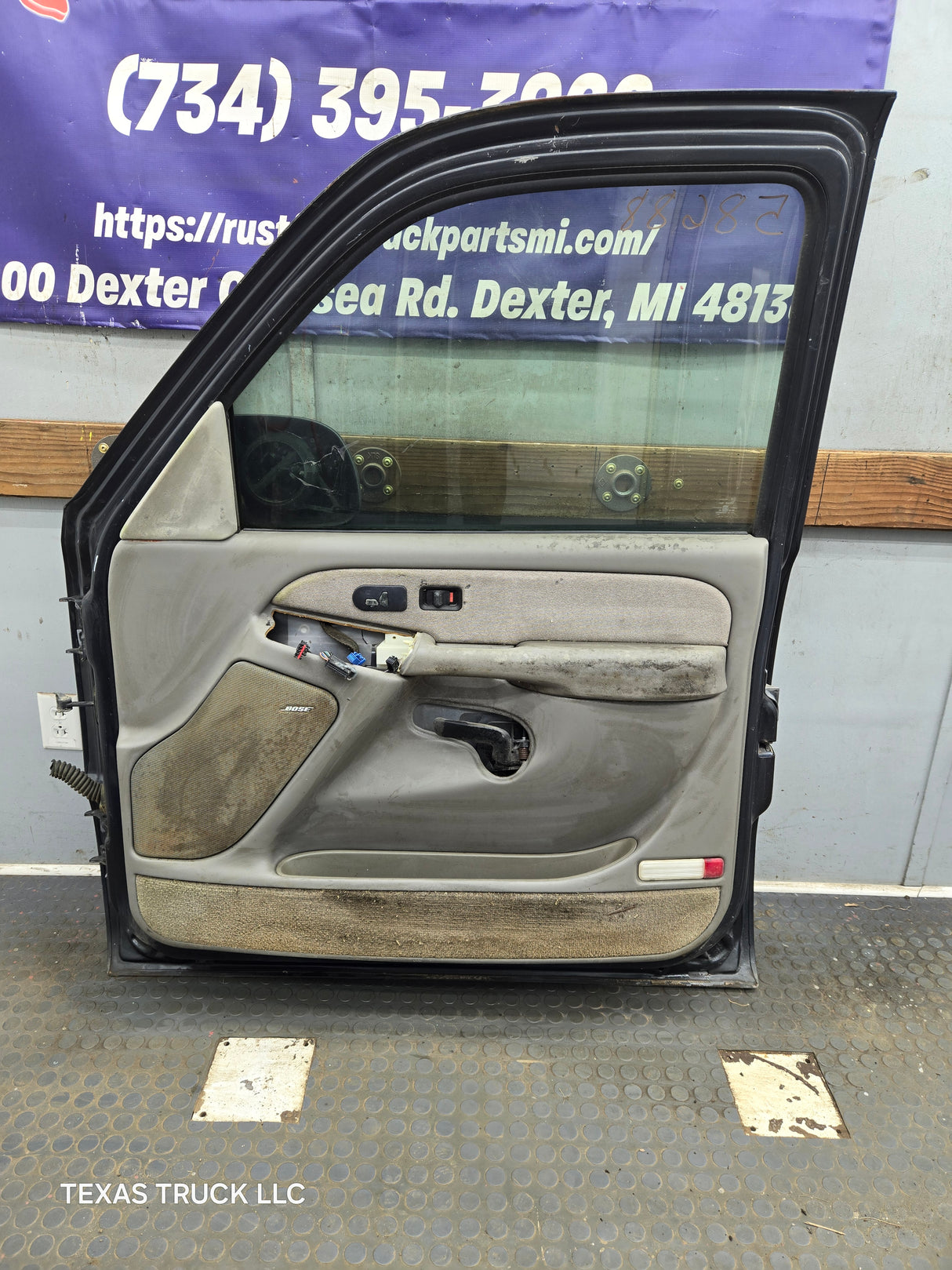 1999-2006 Chevrolet Silverado / GMC Sierra 1500 2500 3500 HD Front Passenger side Door RH