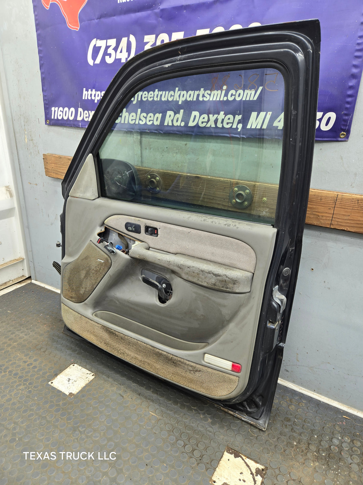 1999-2006 Chevrolet Silverado / GMC Sierra 1500 2500 3500 HD Front Passenger side Door RH