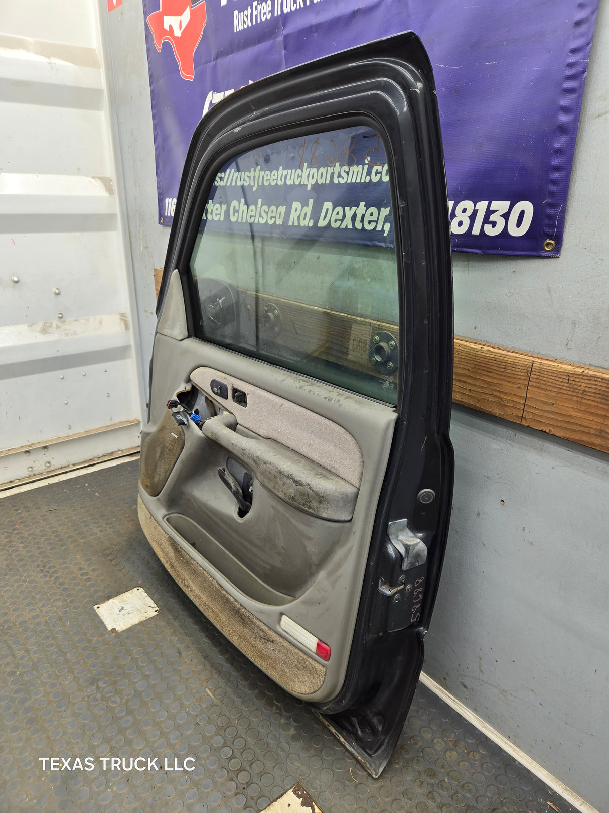1999-2006 Chevrolet Silverado / GMC Sierra 1500 2500 3500 HD Front Passenger side Door RH